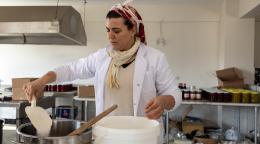 作为萨曼达妇女合作社的一员，Çiğdem Kudret 会制作各种当地特产在线下市场和线上销售。在粮农组织的支持下，土耳其的合作社正在支持妇女创业，促进她们实现经济独立。