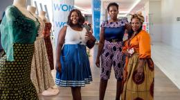 Varias participantes en el programa Impulsar las Microempresas Gestionadas por Mujeres muestran sus productos de moda en Gaborone, Botswana.