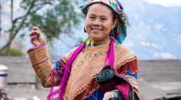 Woman in traditional Việt Namese dress