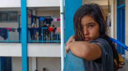 在加沙近东救济工程处学校避难的巴勒斯坦女孩。