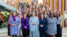 常务副秘书长阿明娜·穆罕默德（中）、联合国妇女署执行主任西玛·巴胡斯与各国驻联合国女大使们一起庆祝2024年3月1日国际妇女节。