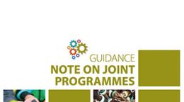 Couverture d'un document intitulé "UNDG Guidance Note on Joint Programme", qui signifie en français "Note d'orientation du GNUD sur les programmes conjoints" sur laquelle sont diposés plusieurs carrés alternant des photograhies et des fonds unis de couleur vert kaki.