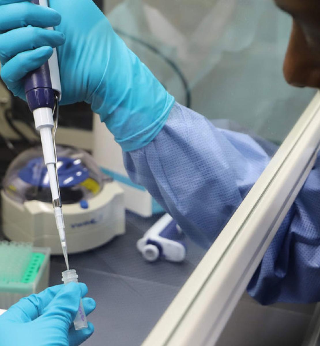 Se muestra a un técnico de laboratorio realizando una prueba de coronavirus en el laboratorio.