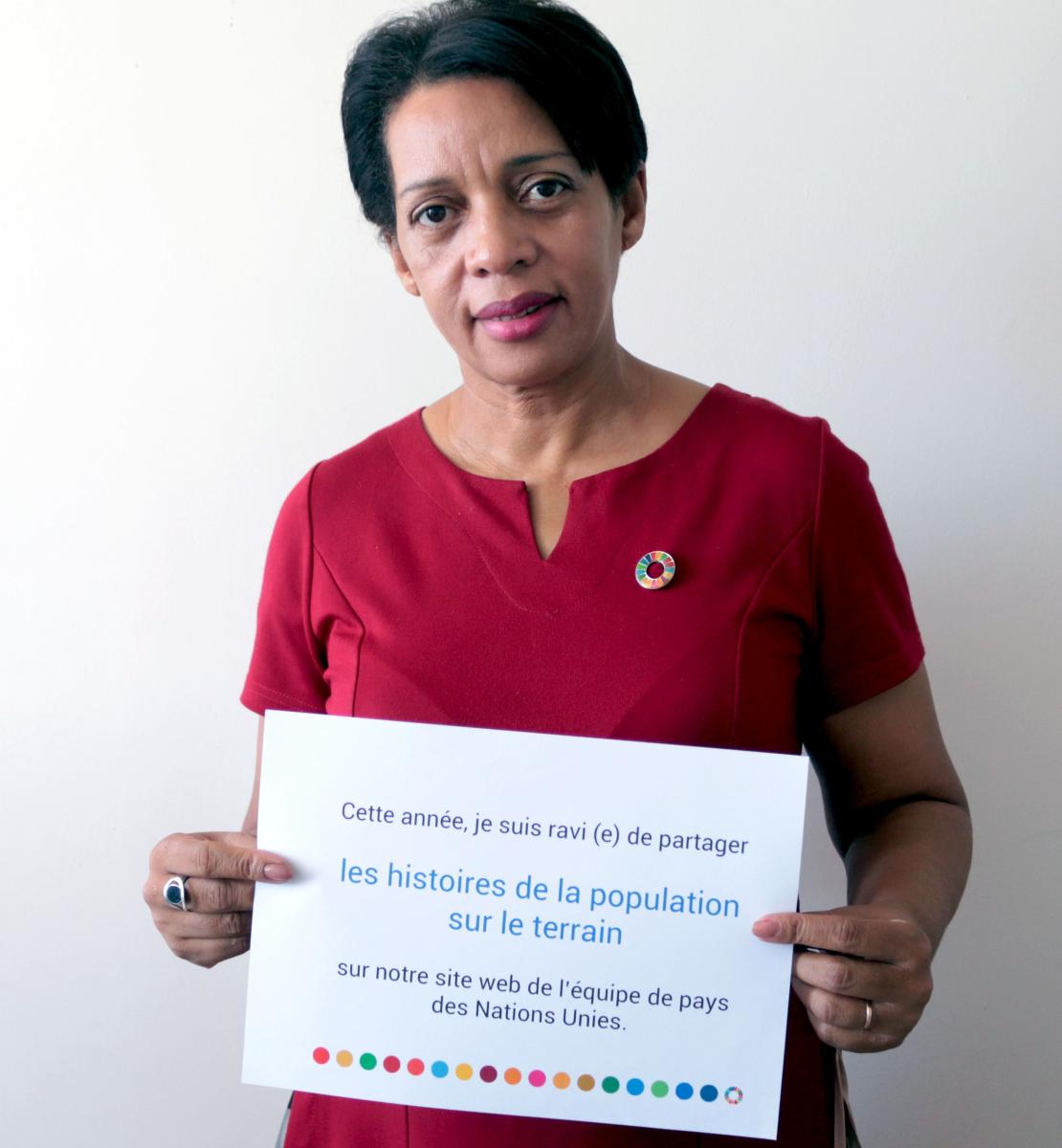 Zoe Rasoaniaina, de l'ONU à Madagascar, tient une pancarte où l'on peut lire qu'elle voudrait faire connaître davantage d'histoires venant du terrain via le site web de l'équipe de pays de l'ONU à Madagascar.