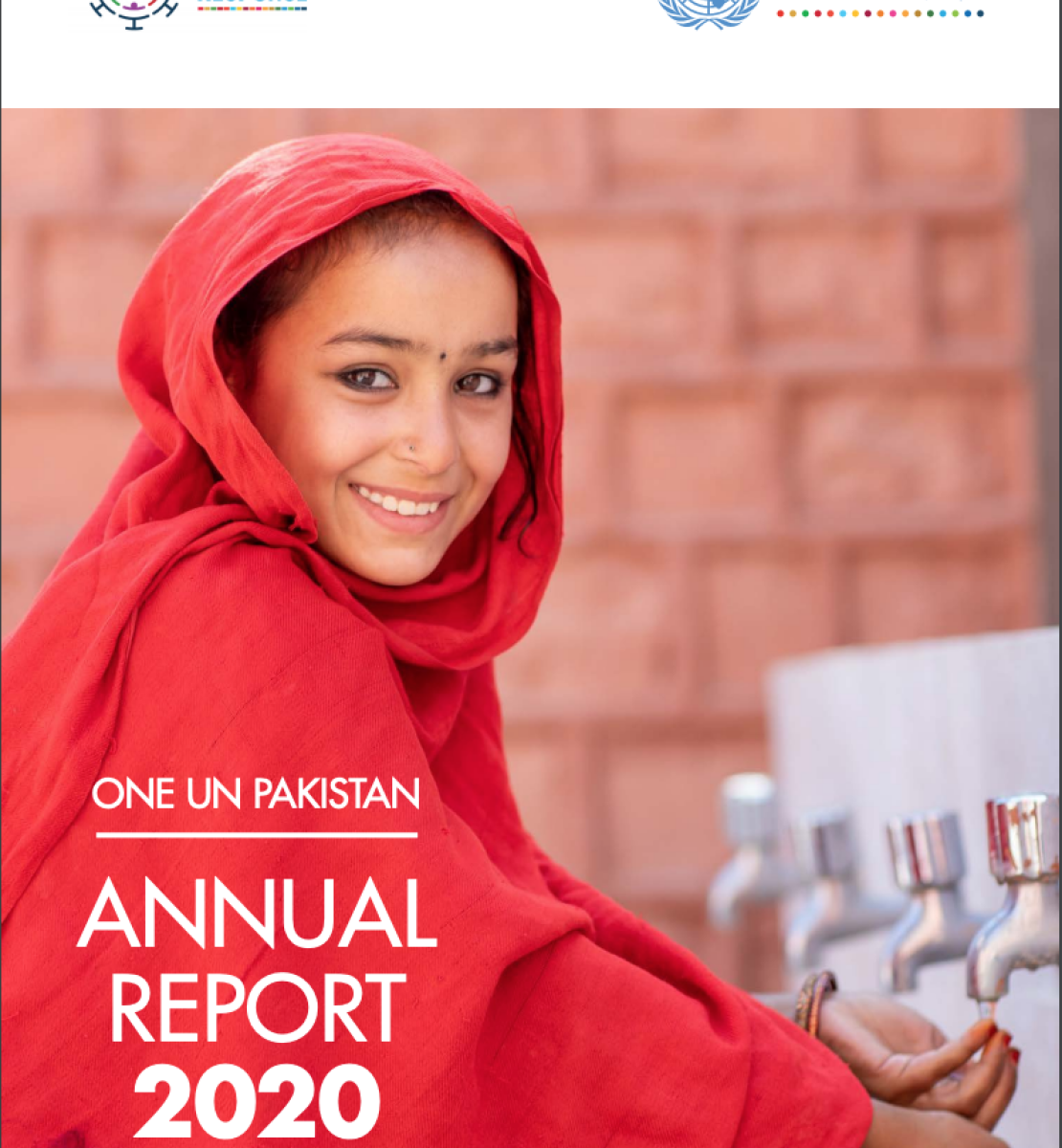 Page de couverture d’un rapport portant le titre "One UN Pakistan : Annual Report 2020" (en français : "Unité d'action des Nations Unies au Pakistan : Rapport annuel 2020") et montrant la photo d'une jeune fille vêtue de rouge et souriant à la caméra en se lavant les mains. Figurent également sur cette couverture le logo de l’ONU au Pakistan et le logo de la réponse de l’ONU à la COVID-19.