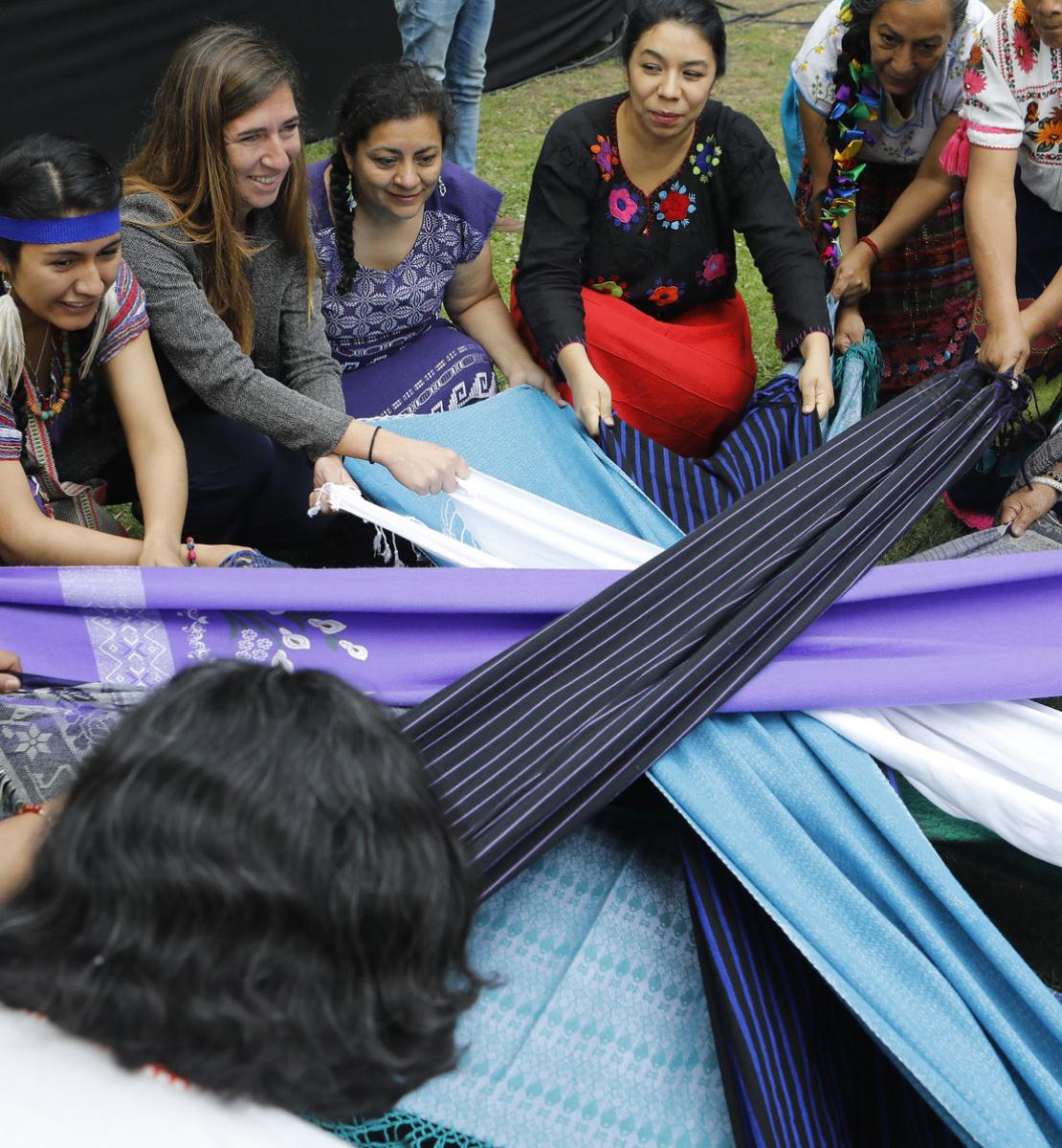 土著妇女团体的成员拿着几块布做圆圈状。这是为启动墨西哥一代平等论坛的开幕式表演的一部分。该仪式于2021年3月29日在墨西哥城的Complejo Cultural Los Pinos举行。