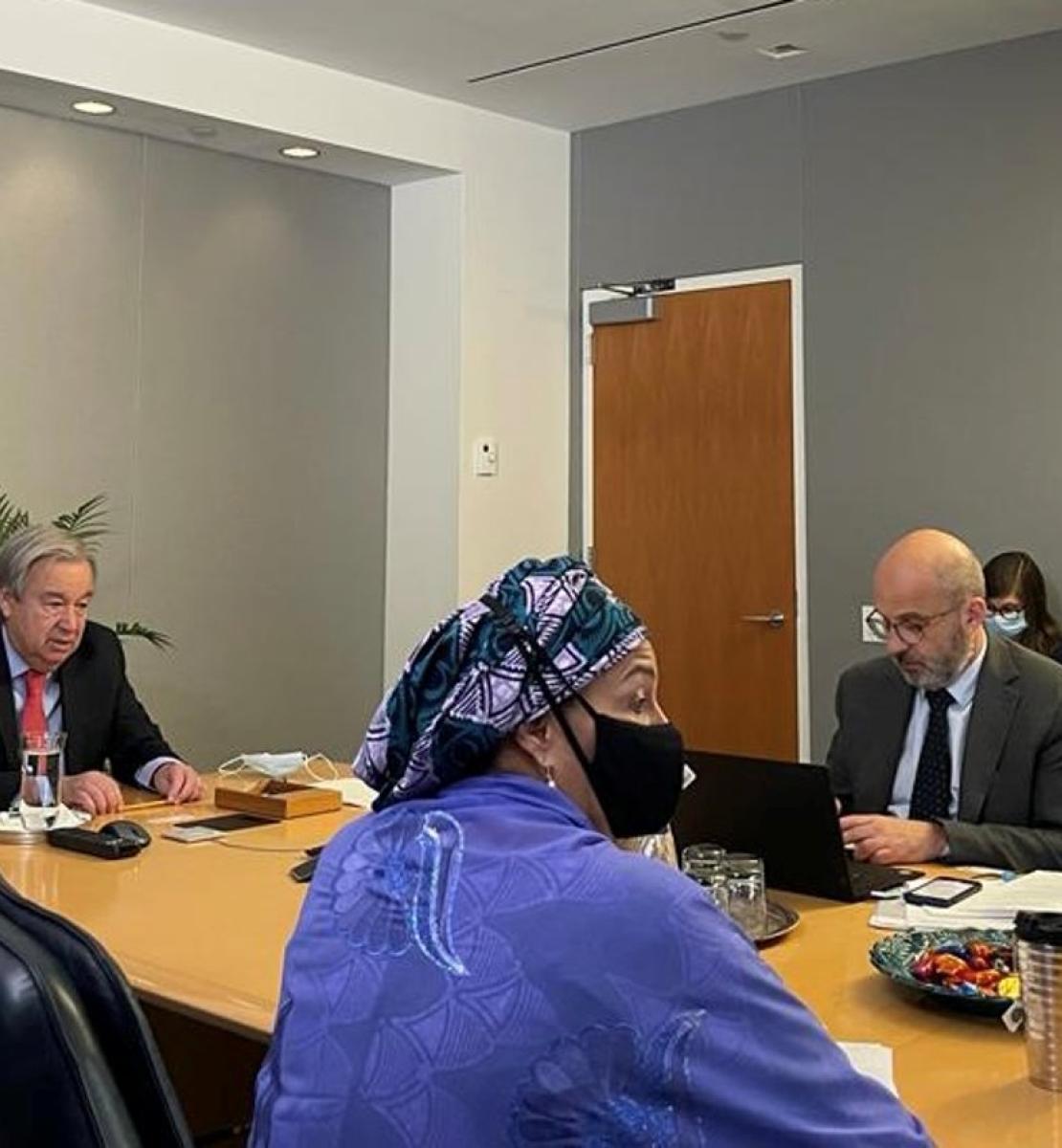 Le Secrétaire général de l’ONU António Guterres, la Vice-Secrétaire générale Amina Mohammed et le Sous-Secrétaire général Robert Piper mènent les débats lors d’une session virtuelle réunissant 130 coordonnateurs/trices résidents/tes et responsables d'entités onusiennes. 