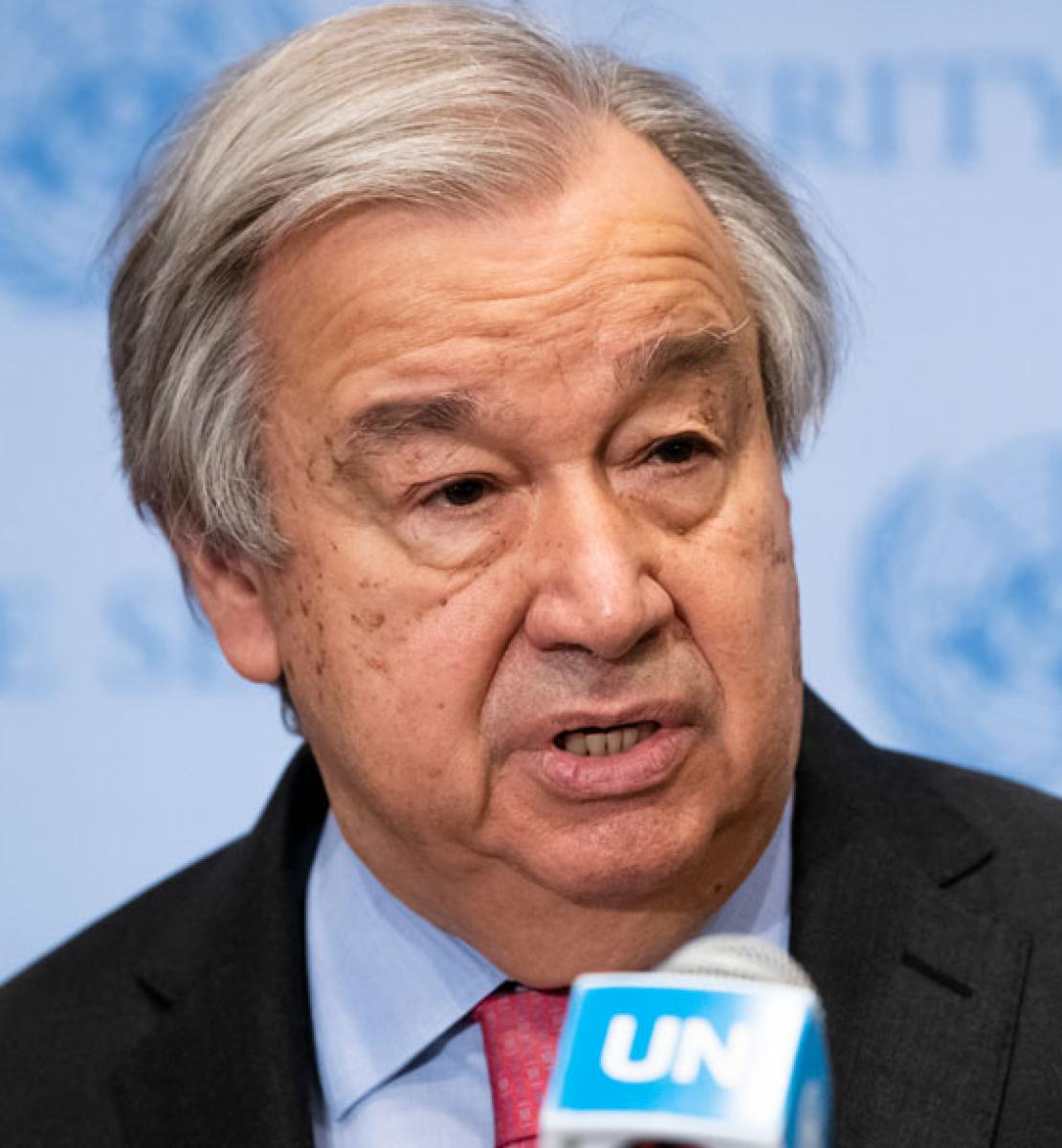 La imagen en primer plano del Secretario General António Guterres, en la sede de la ONU, mientras hace declaraciones a los periodistas sobre la guerra en Ucrania.