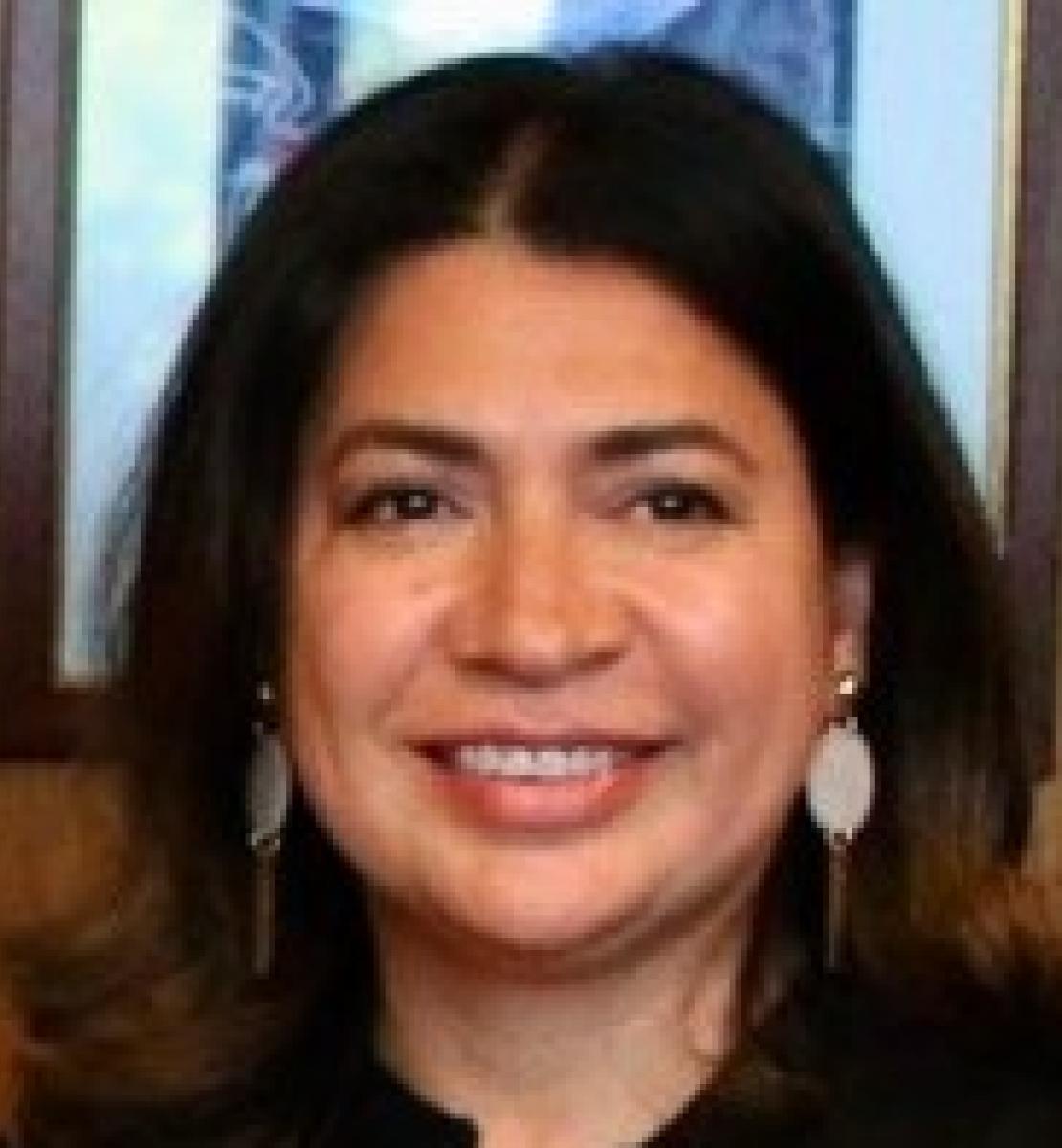 Portrait de la nouvelle Coordinatrice résidente des Nations Unies en Argentine, Mme Claudia Mojica, souriant face caméra.