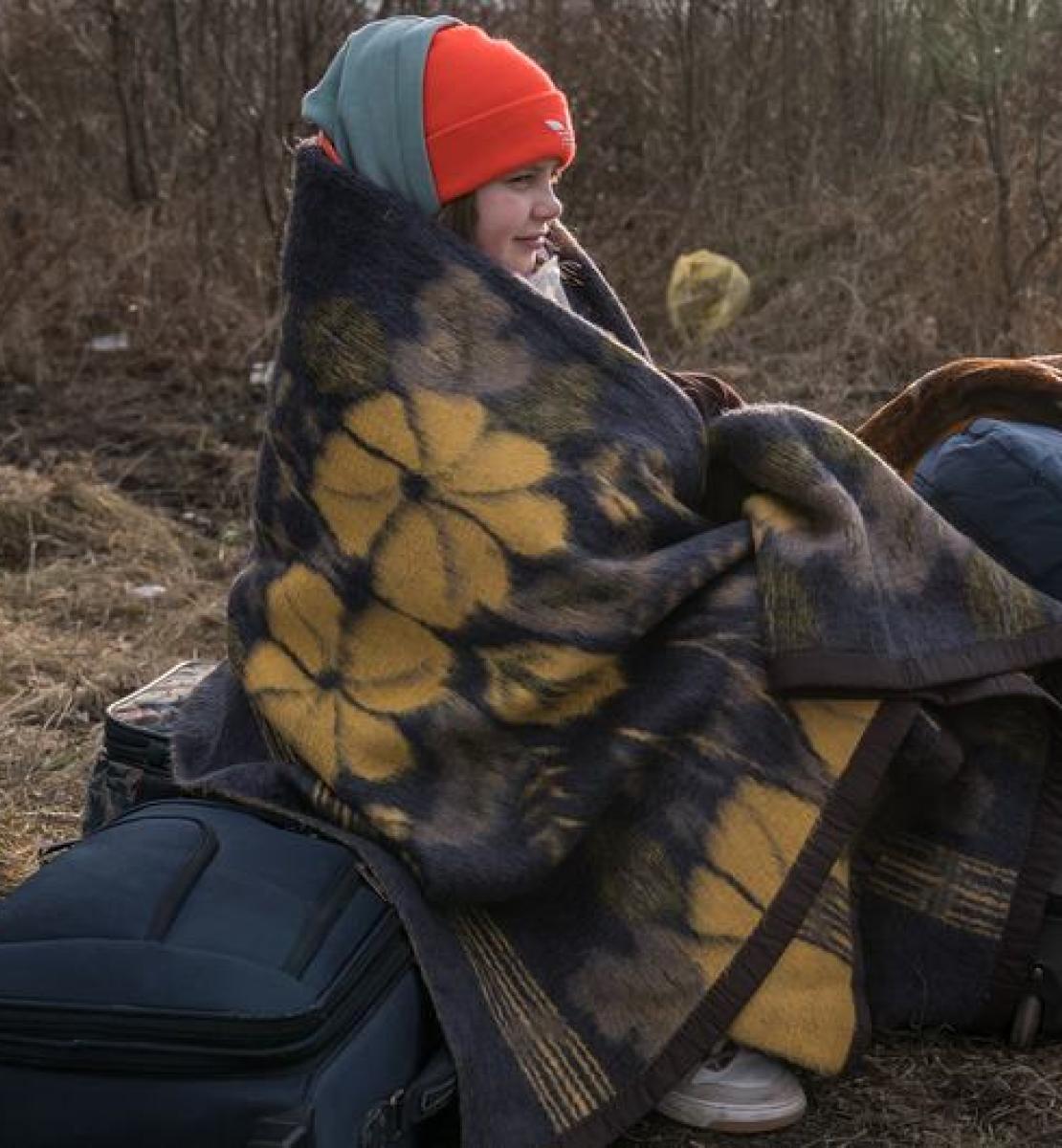 Una joven llega a Rumanía para refugiarse del conflicto en curso en Ucrania.