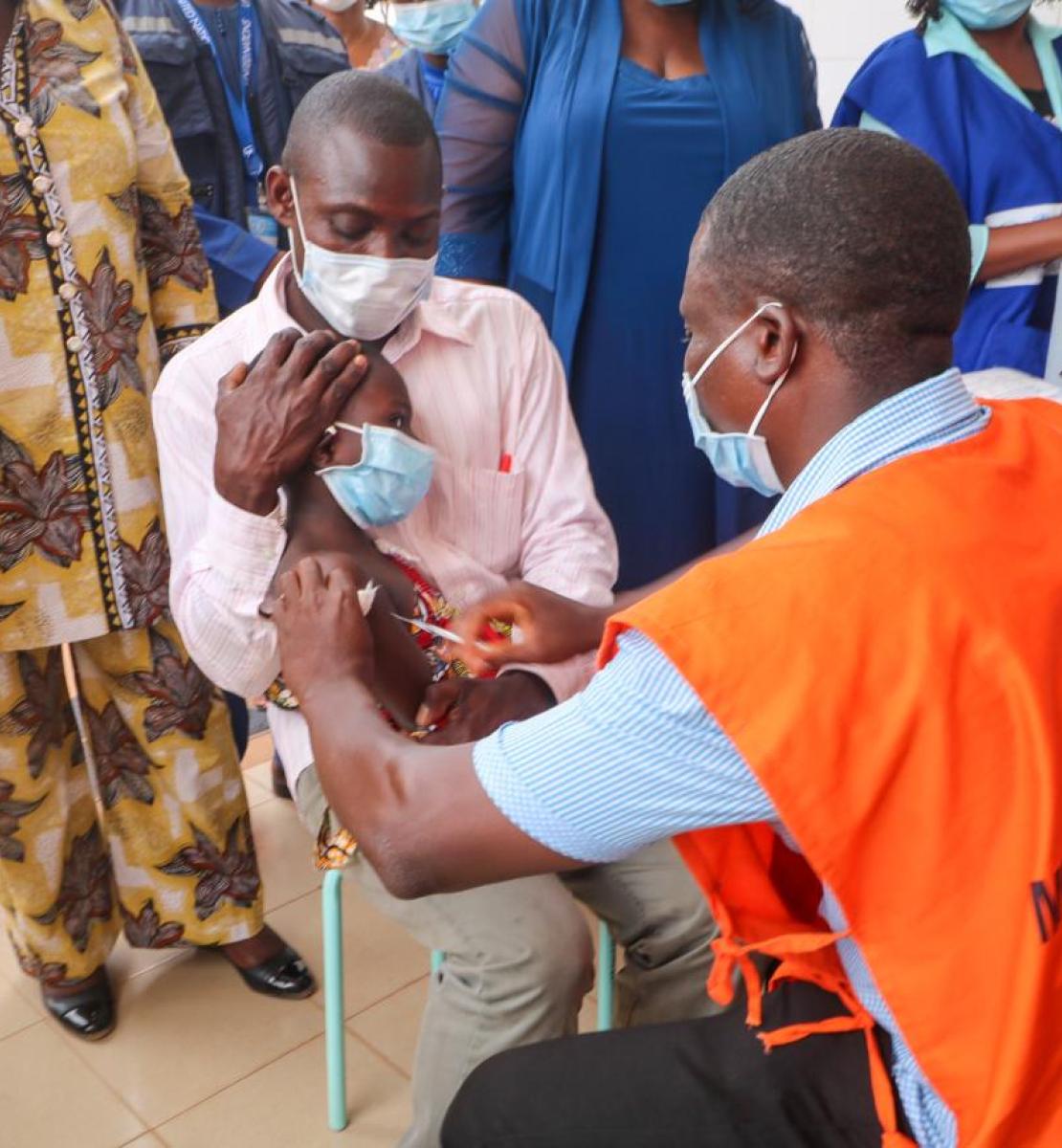 Un sanitario del Ministerio de Sanidad administra la vacuna de la polio a un niño en Vogan, Togo, en febrero de 2022,