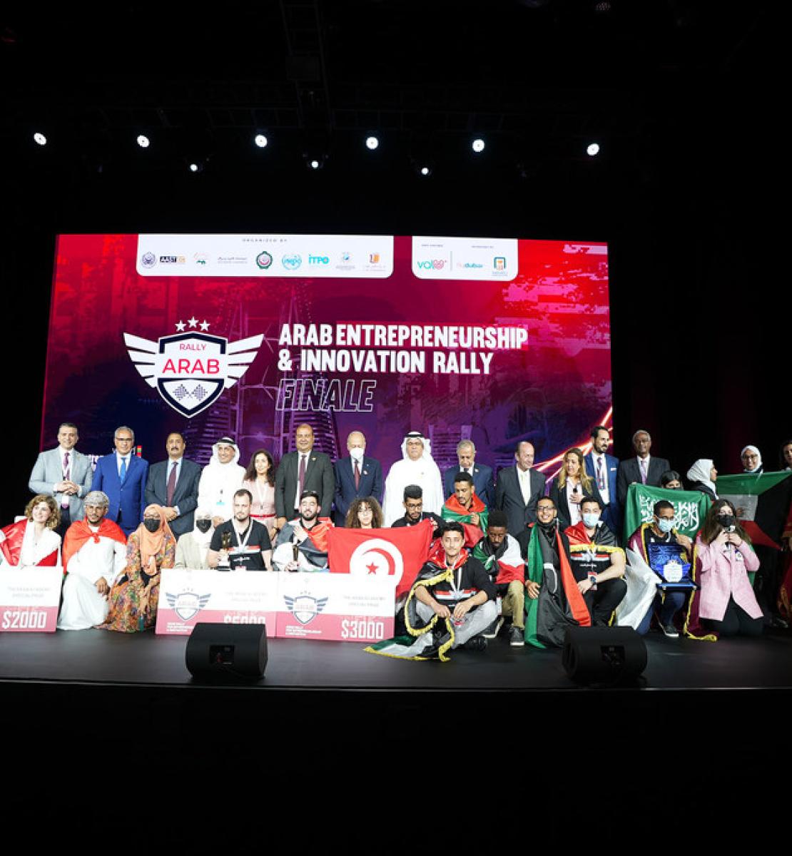 صورة جماعية تجمع بعض الشباب المشاركين في مسابقة رالي العرب لريادة الاعمال التي عقدت في دبي ضمن فعاليات إكسبو 2020.