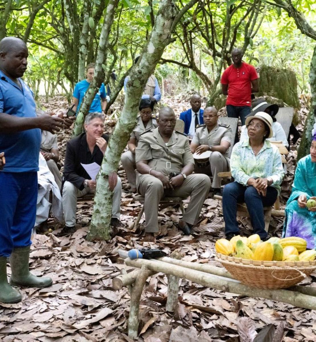 联合国常务副秘书长阿明娜·穆罕默德在科特迪瓦苏布雷的库阿库科罗"Champ-École"（"农业培训项目"）中与种植可可的农民交谈。