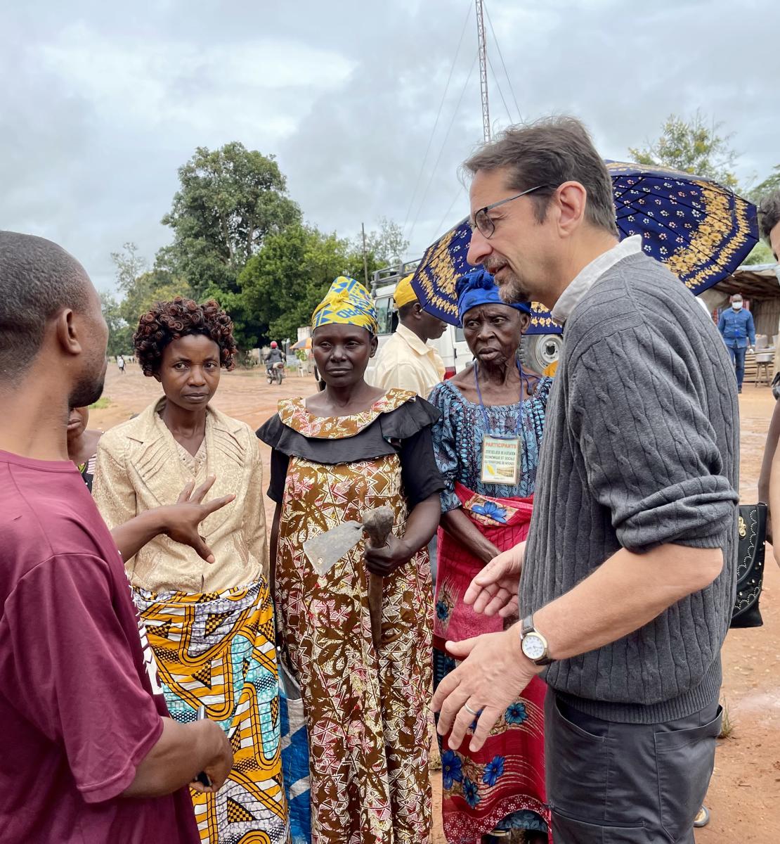 El Coordinador Residente y Humanitario de la República Democrática del Congo, Bruno Lemarquis, se reúne con los residentes de un emplazamiento de desplazados internos en Tanganyika, en el sureste de la RDC.