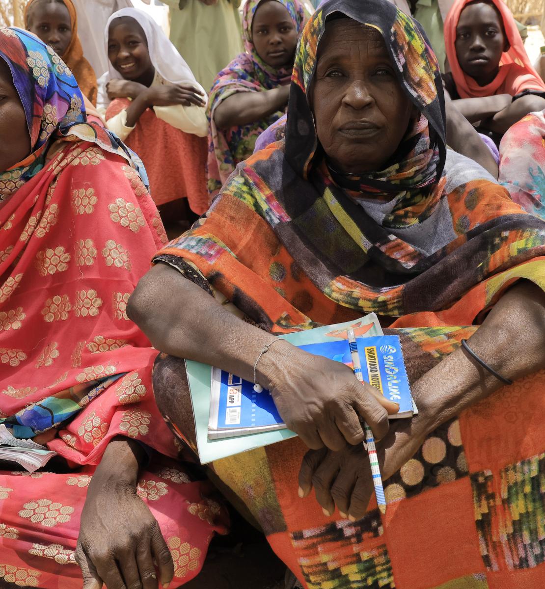 Женщины разного возраста выполняют задания на курсах грамотности в одной из школ в Восточном Дарфуре