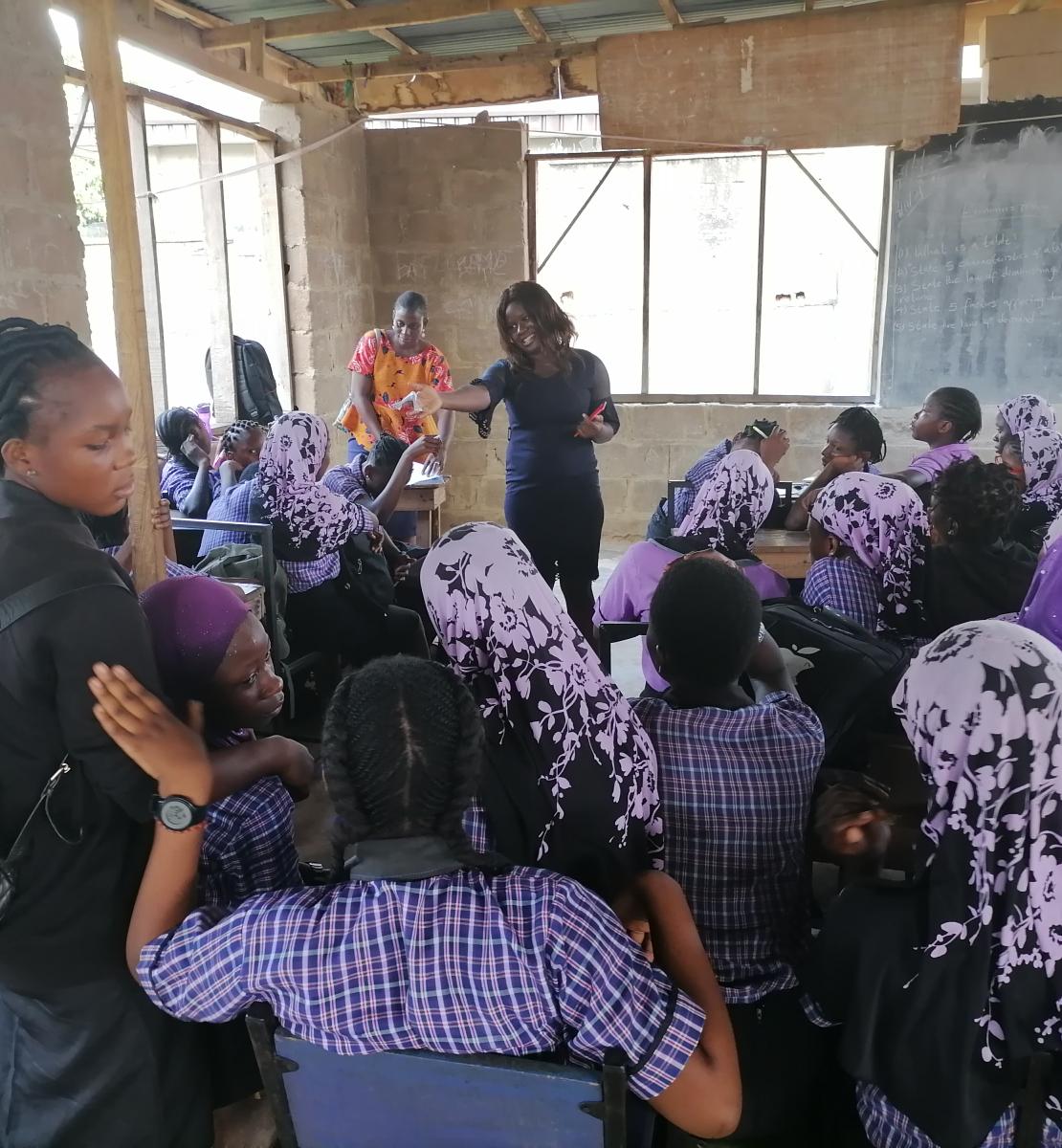 تجيب إستر أجاري عن أسئلة الطلاب في إحدى المدارس في ولاية أويو بنيجيريا خلال دورة حول الصحة الجنسية والإنجابية