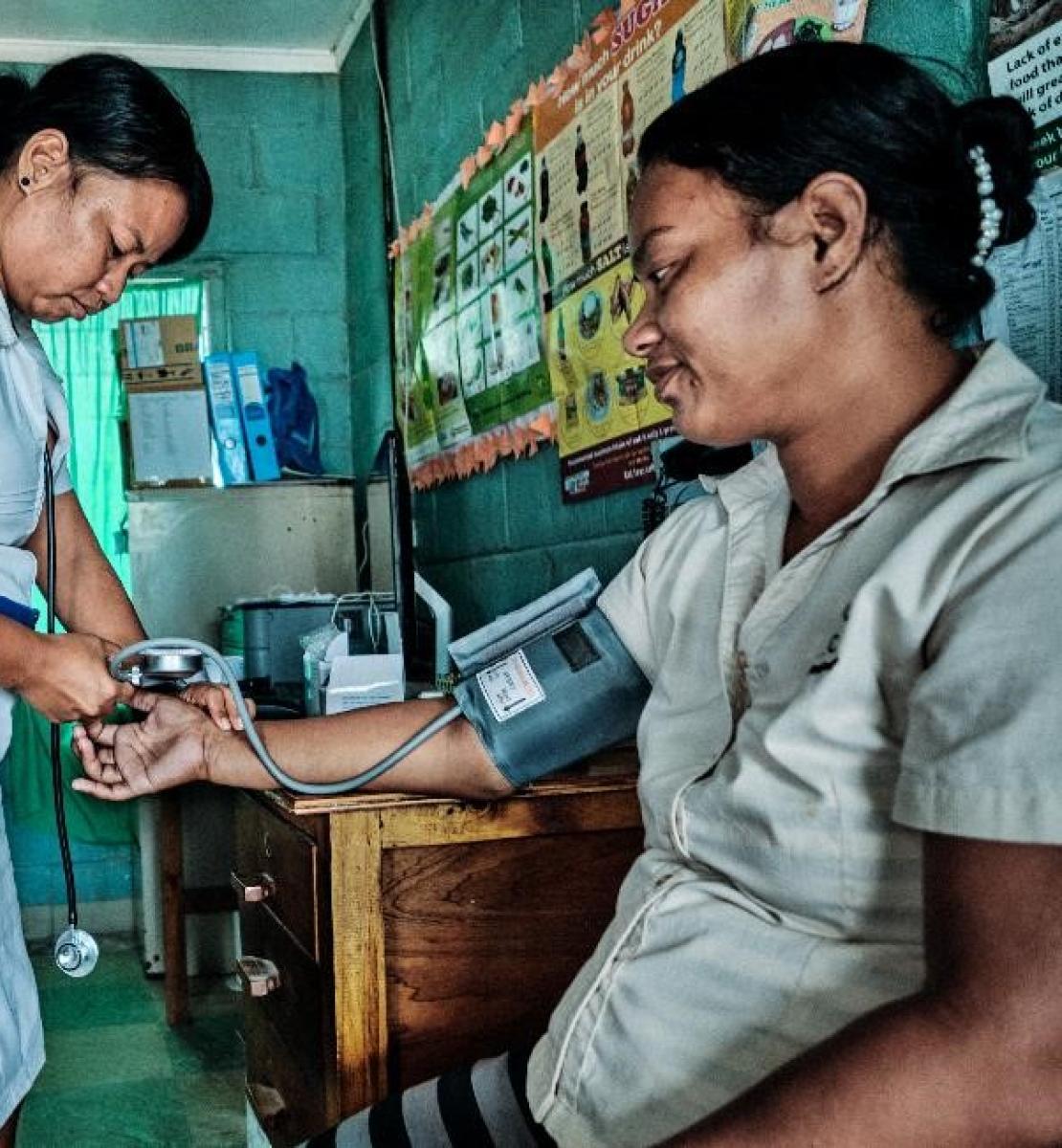 护士为病人测量血压 