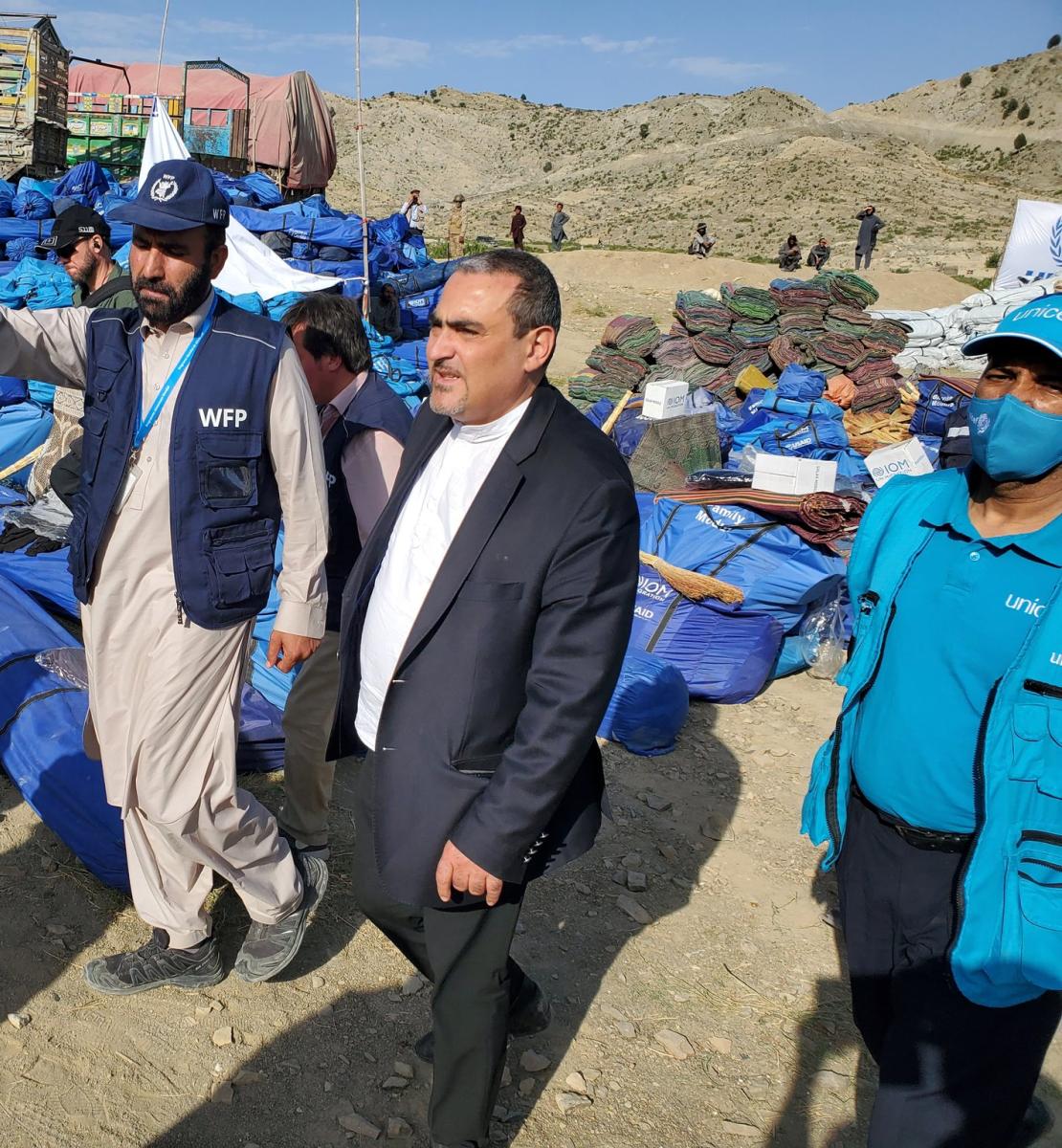 Le Coordonnateur résident des Nations Unies et Coordonnateur de l’action humanitaire en Afghanistan, le Dr Ramiz Alakbaroven, en visite dans la zone où s'est produit un tremblement de terre à Paktika, en Afghanistan.