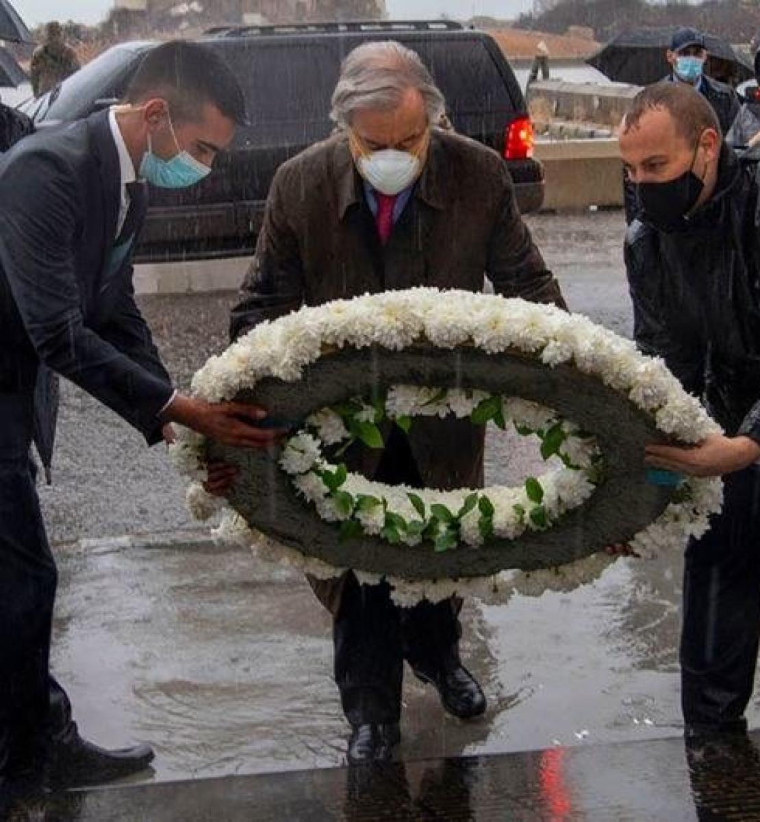 El Secretario General de la ONU, António Guterres, deposita una corona floral en homenaje a las víctimas de la explosión del puerto de 2020 en Beirut.