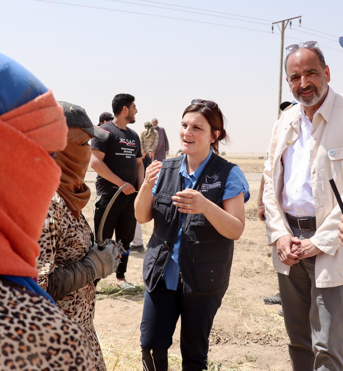 El Coordinador Residente y Coordinador de Asuntos Humanitarios de la ONU, Imran Riza, se une a sus compañeros durante una visita sobre el terreno a la zona rural de Deir Ezzor, en un lugar conocido como Sector 5.