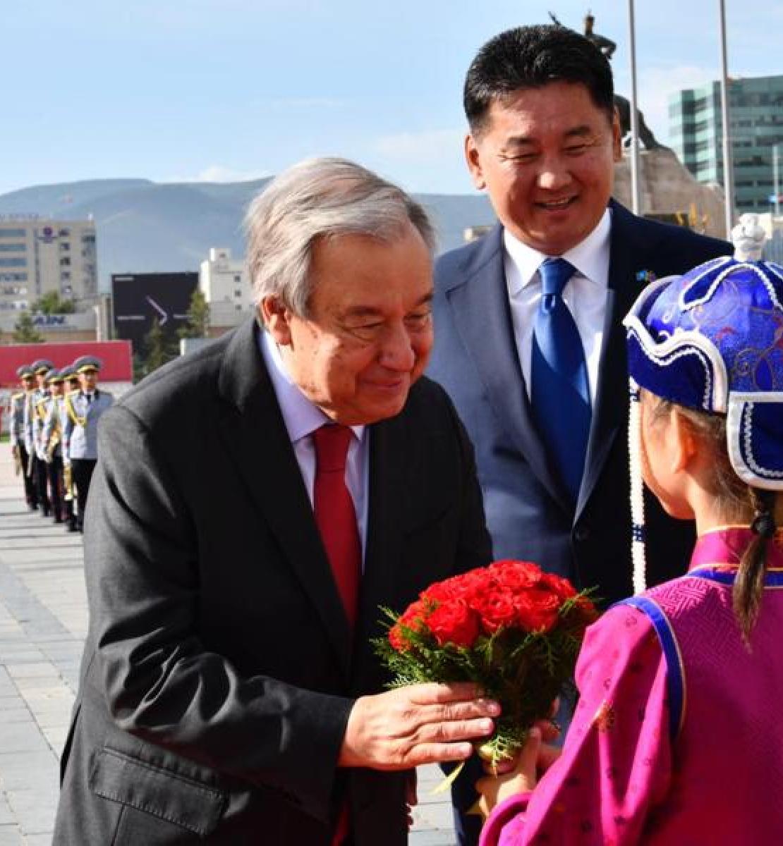 联合国负责人在蒙古接受一位蒙古女孩的鲜花。