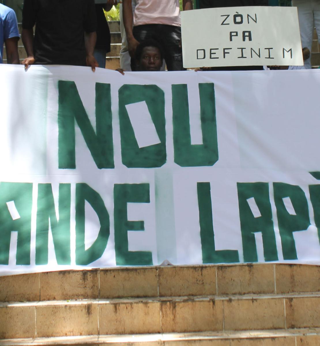 لافتة رفعها ناشطون شباب كُتب عليها: "نطالب بالسلام".