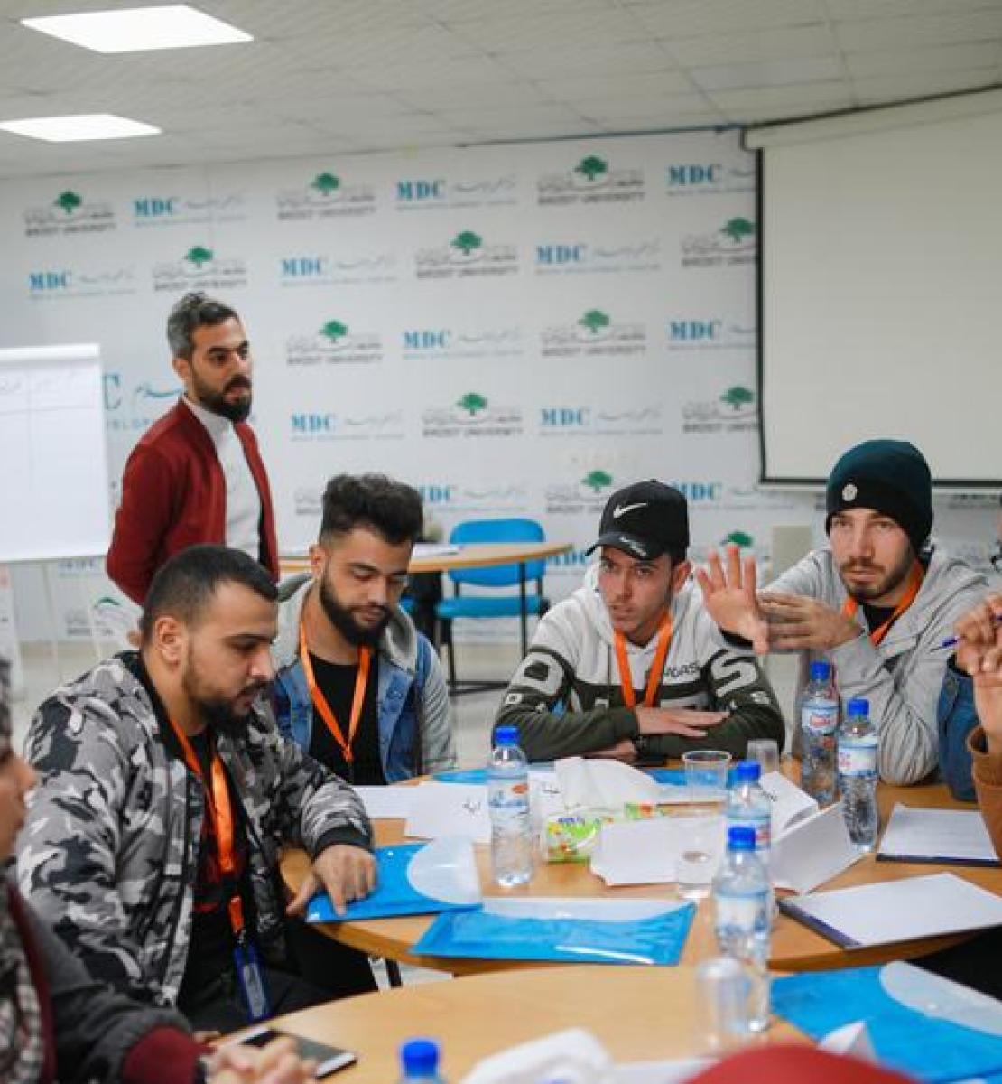 صحفيون شباب يحضرون تدريبًا في مركز تطوير الإعلام في غزة، قبل جائحة كوفيد-19.