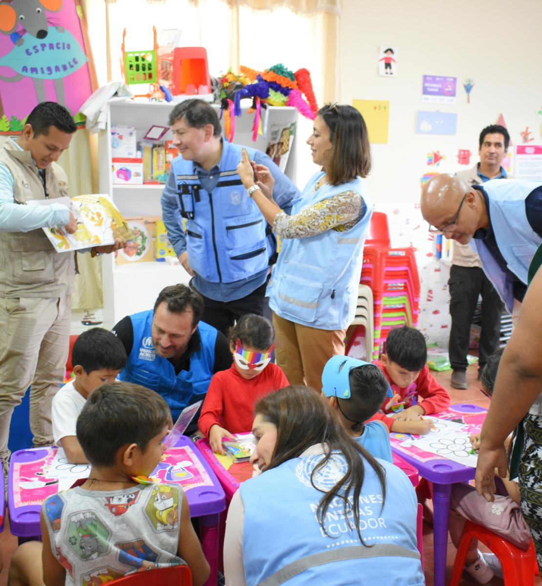 Miembros de la delegación de la sede de las Naciones Unidas, ONU Perú y ONU Ecuador visitan un espacio seguro para niños, niñas y adolescentes en un punto de atención y orientación para migrantes y refugiados cerca de la frontera de Perú y Ecuador.