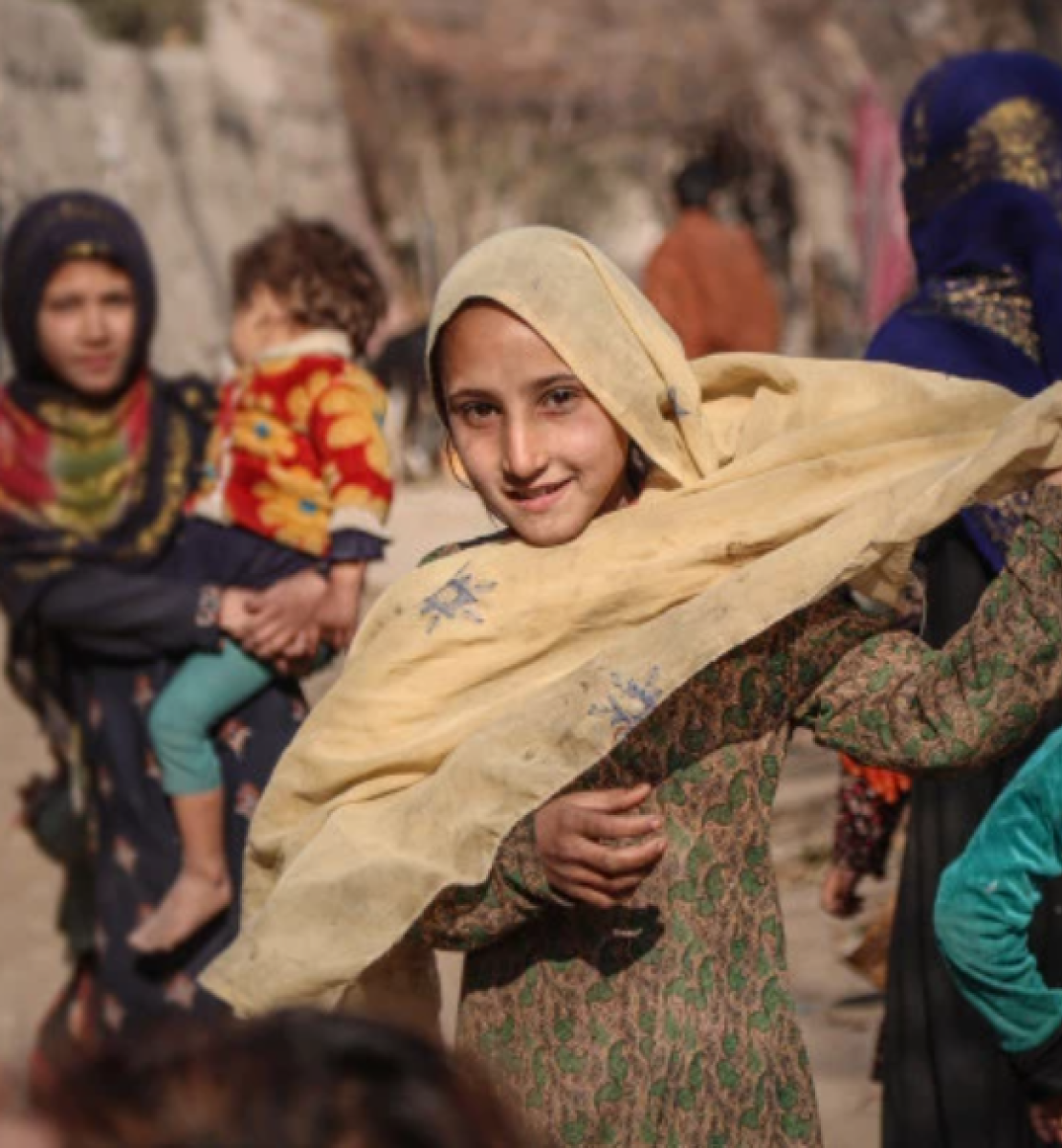 一名阿富汗女孩正在面对镜头微笑