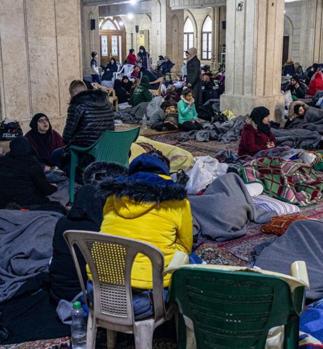 叙利亚阿勒颇阿尔-迈丹区的一座清真寺变成集体避难所，许多家庭在此避难。