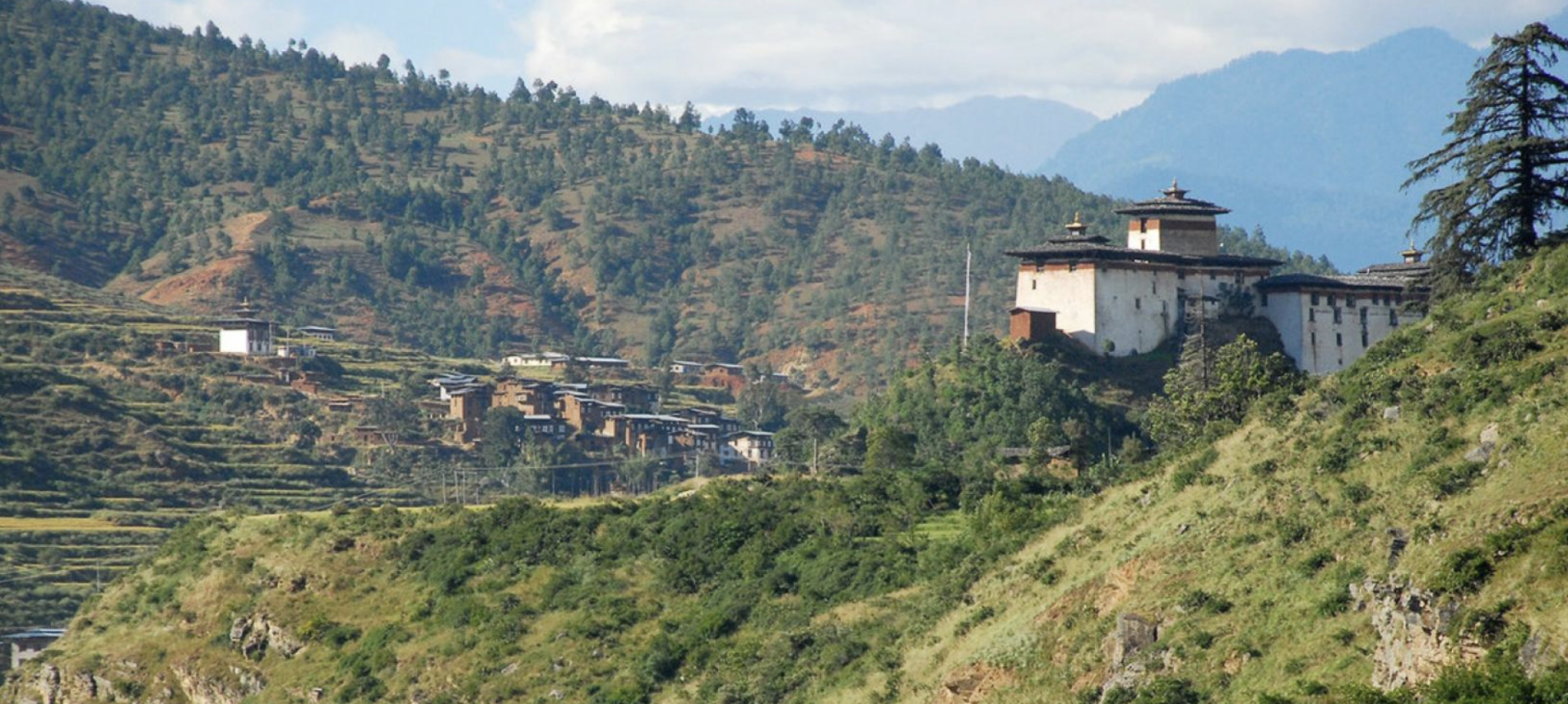 Vista panorámica del paisaje de un pueblo remoto en una región montañosa.