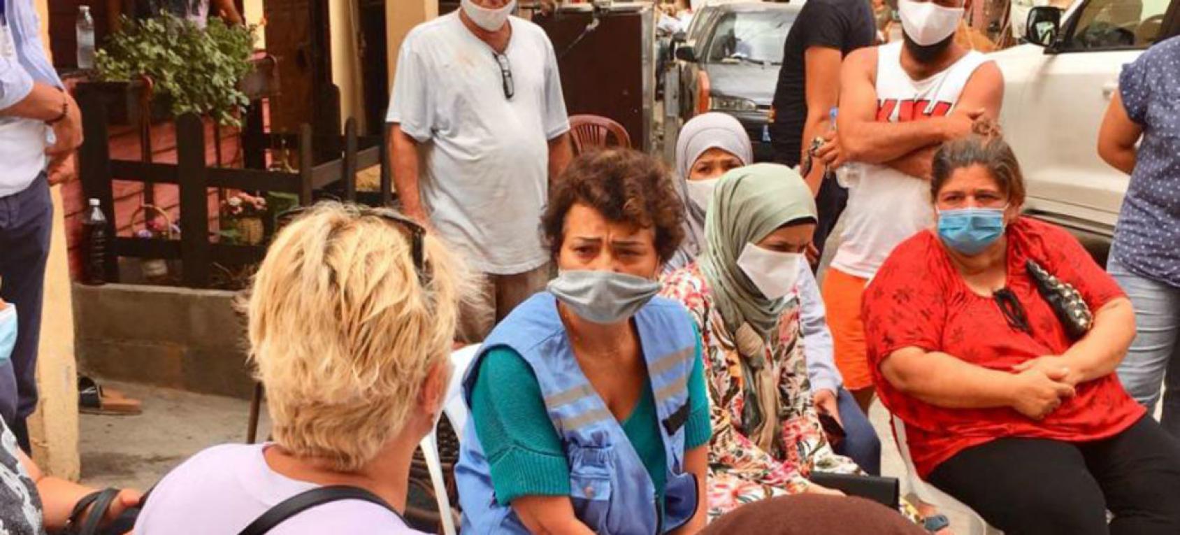 La Coordinadora Residente del Líbano se sienta con otras mujeres en un espacio exterior. Todas llevan mascarillas.
