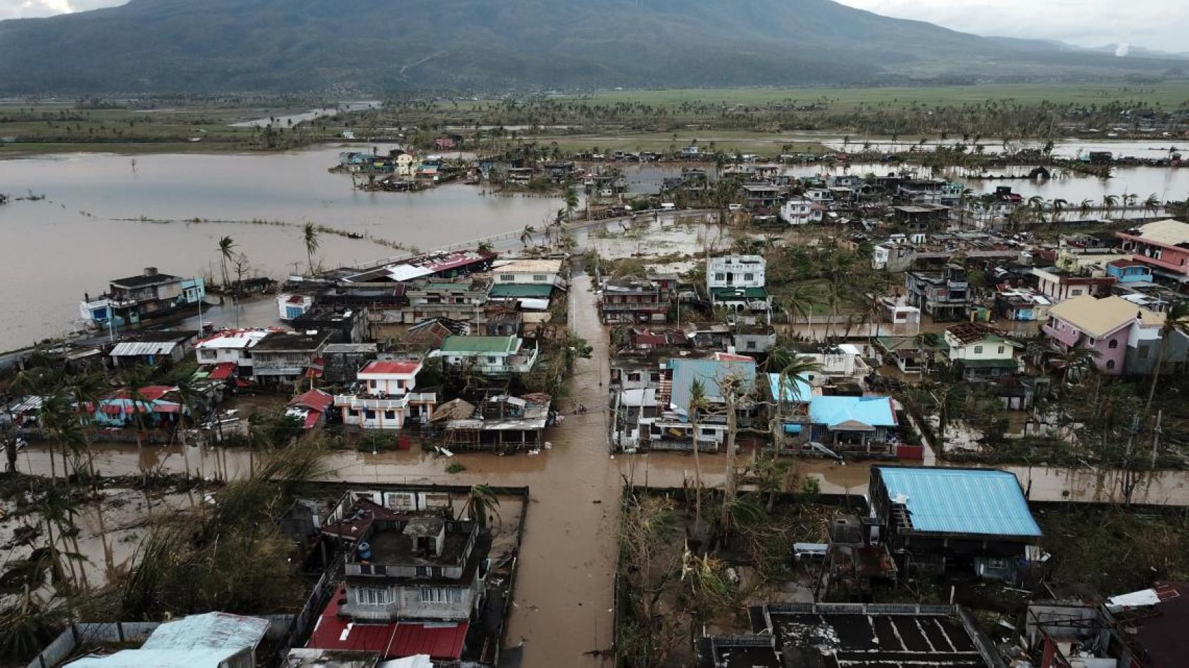 Cette vue aérienne montre des maisons détruites et des rues inondées après que le super typhon Rolly/Goni a frappé la ville de Malinao, dans la province d'Albay, au sud de Manille, le 1er novembre 2020.