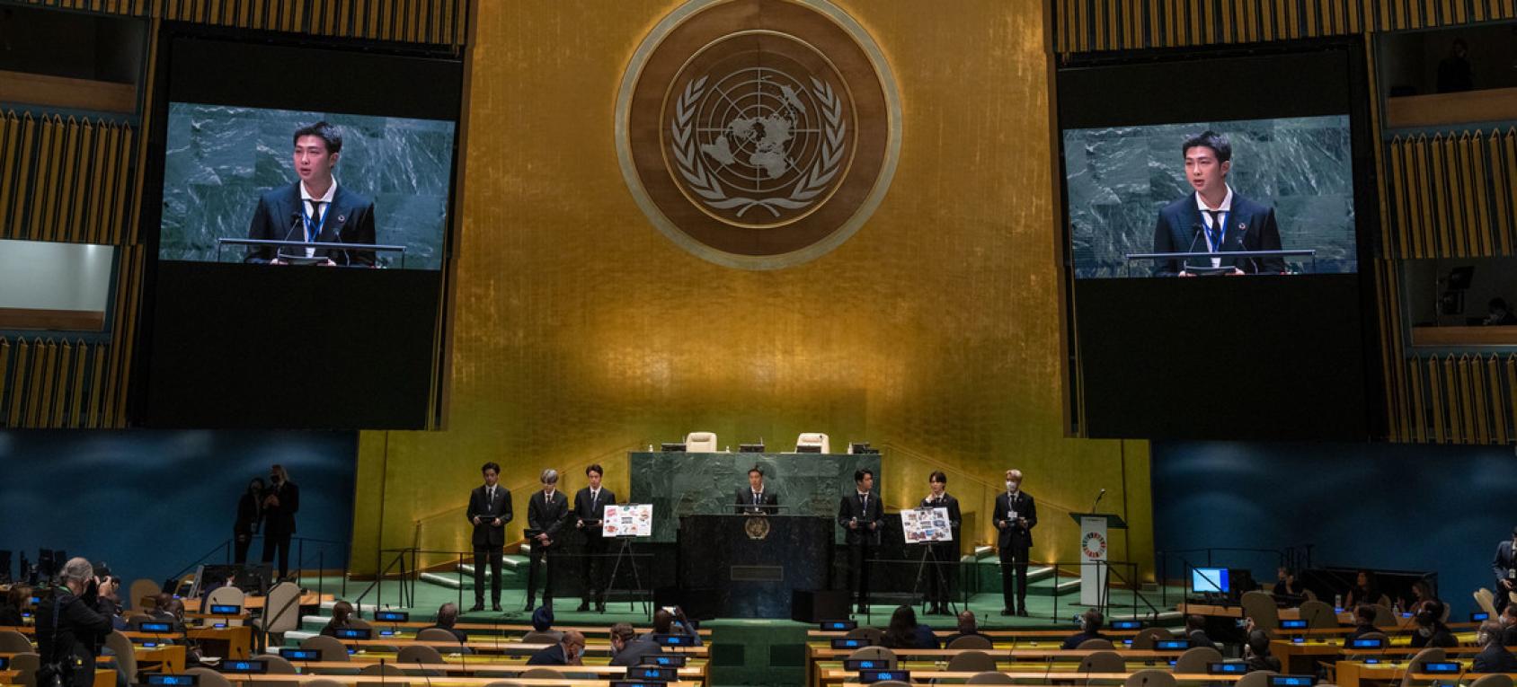 Un jeune homme prend la parole lors d'une réunion de l'Assemblée générale de l'ONU à New York. 