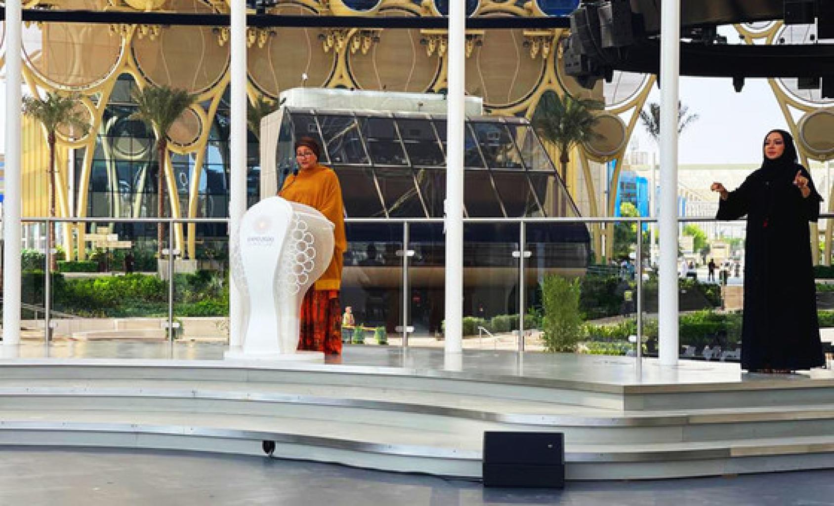 La Vicesecretaria General Amina Mohammed aparece en el escenario detrás de un podio, mientras un intérprete de lengua de signos se sitúa a su derecha.