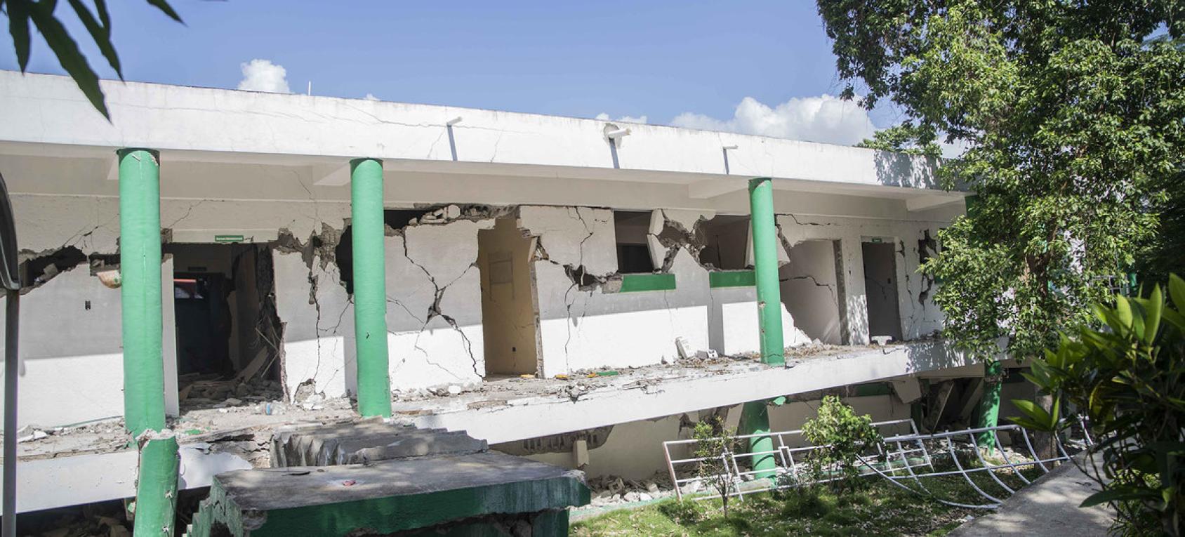 照片显示了2021年8月14日地震发生后，海地西南部的阿塞尔社区医院的结构性损坏。