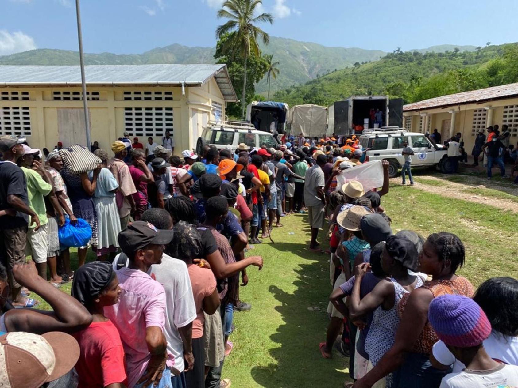 En Haïti, une foule de personnes impactées par le tremblement de terre survenu dans le pays en août 2021 forment des files d’attente et attendant de pouvoir récupérer une aide d’urgence qui leur est distribuée par l’ONU.