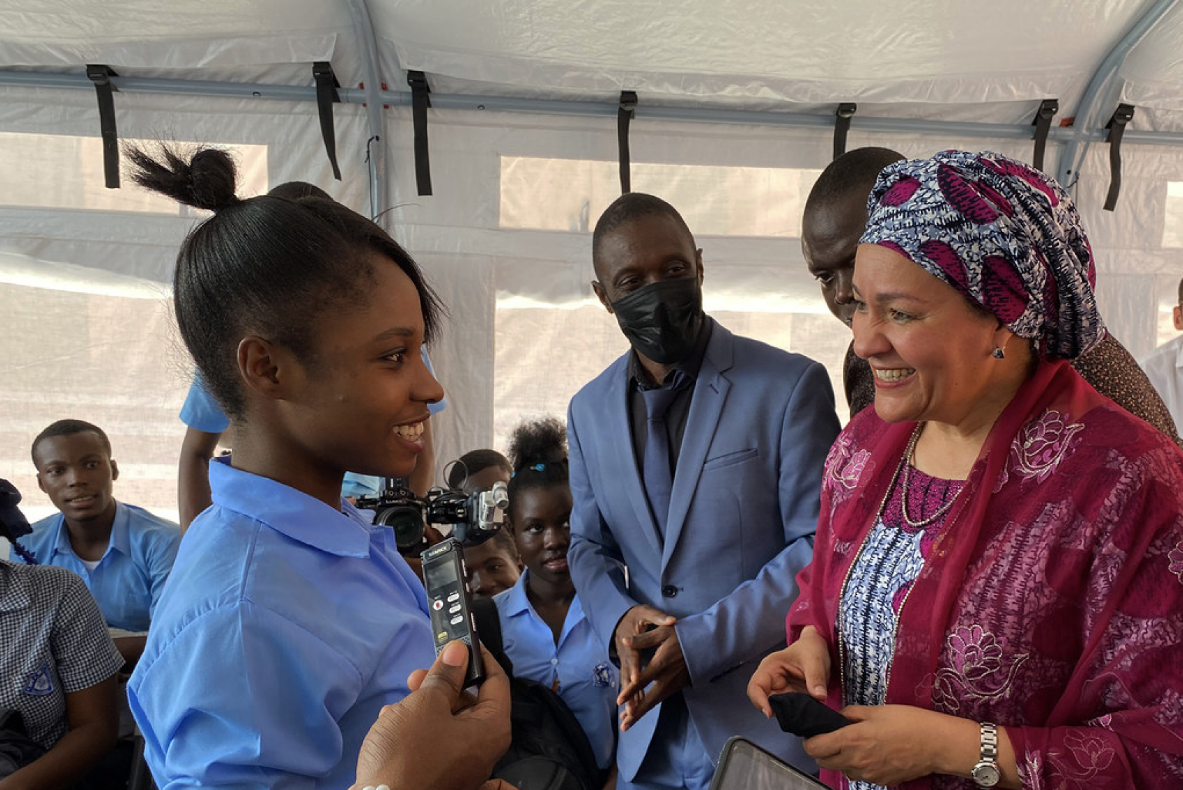 La Vice-Secrétaire générale de l'ONU, Amina Mohammed, rencontre une élève du Lycée nationale de La Saline, en Haïti.
