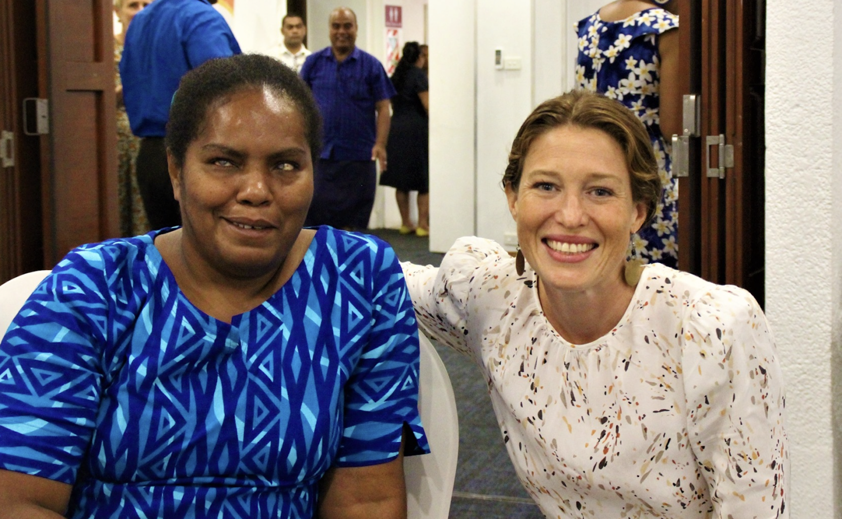 Ruci Senikula, du Forum du Pacifique sur le handicap (en anglais : Pacific Disability Forum), en compagnie de sa collègue de l'OMS, Rosie Aynsley, lors d’un événement organisé dans le Pacifique pour marquer la Journée internationale des personnes handicapées, en décembre 2020. 