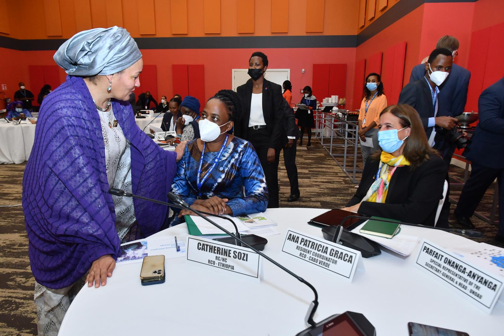 Deputy Secretary-General Amina 副秘书长阿米娜·穆罕默德（左）向联合国驻埃塞俄比亚协调员凯瑟琳·索齐表示感谢。