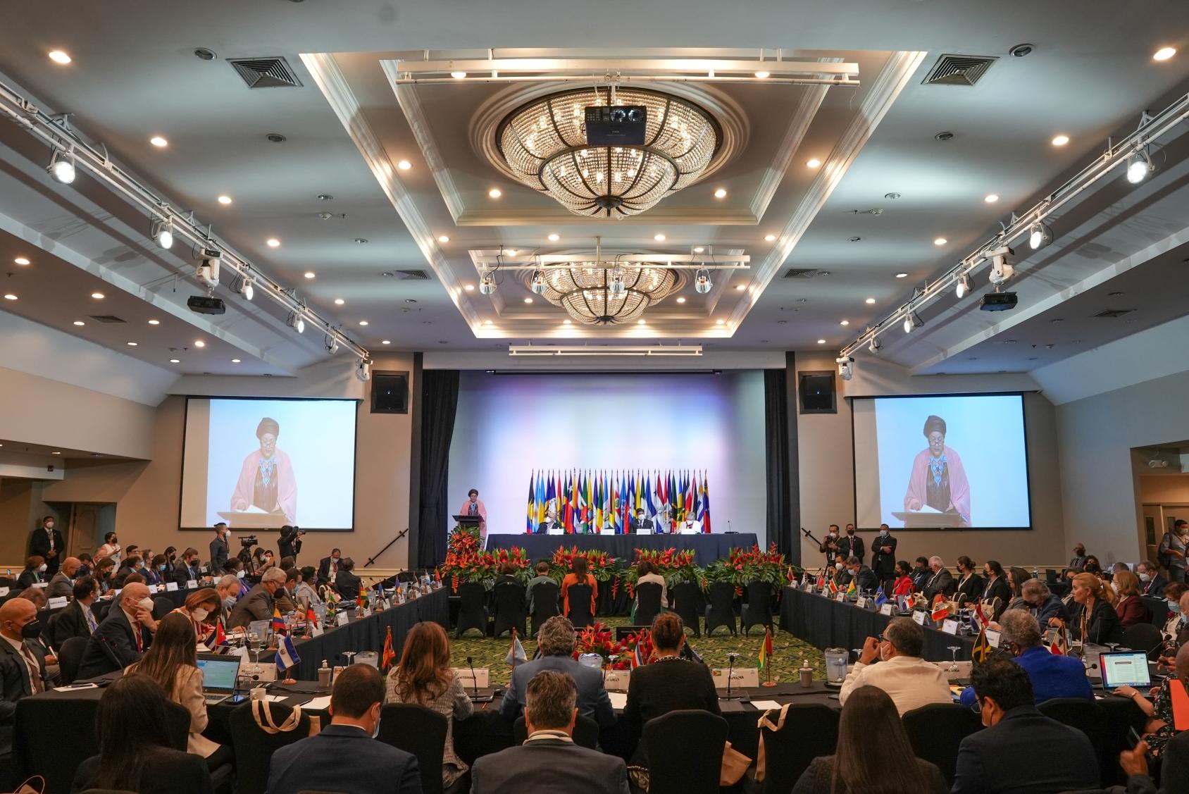 La Vice-Secrétaire générale de l’ONU, Amina J. Mohammed, s'exprime à la tribune dans une immense salle de conférence au Forum des pays d'Amérique latine et des Caraïbes pour le développement durable, qui s'est tenu du 7 au 9 mars 2022. 