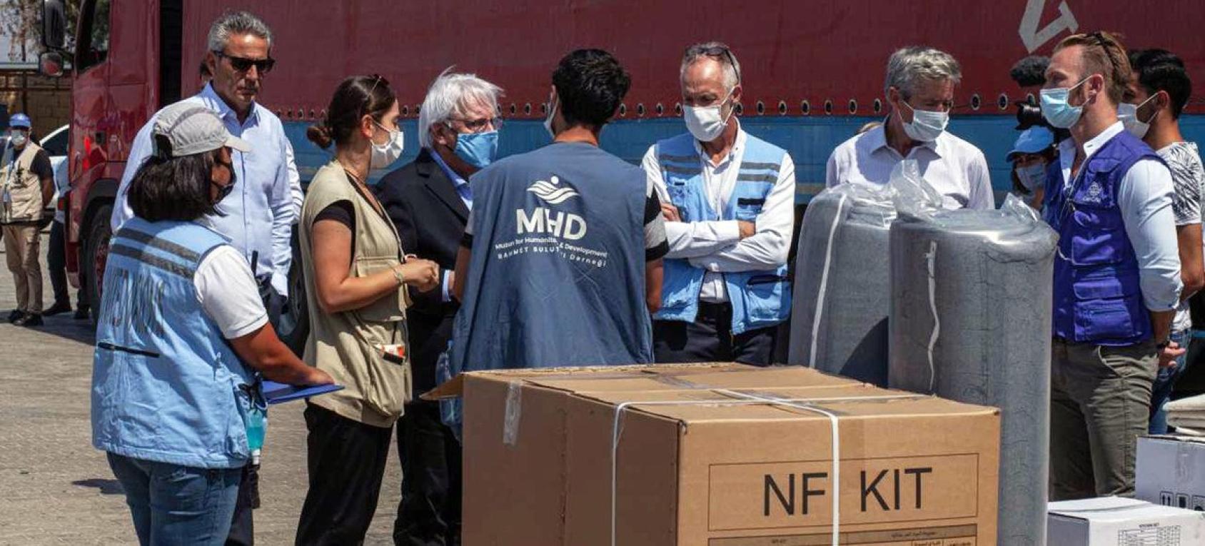 El jefe de asuntos humanitarios de la ONU, Martin Griffiths, visita el centro de transporte humanitario cerca del cruce fronterizo de Bab al-Hawa entre Siria y Turquía.