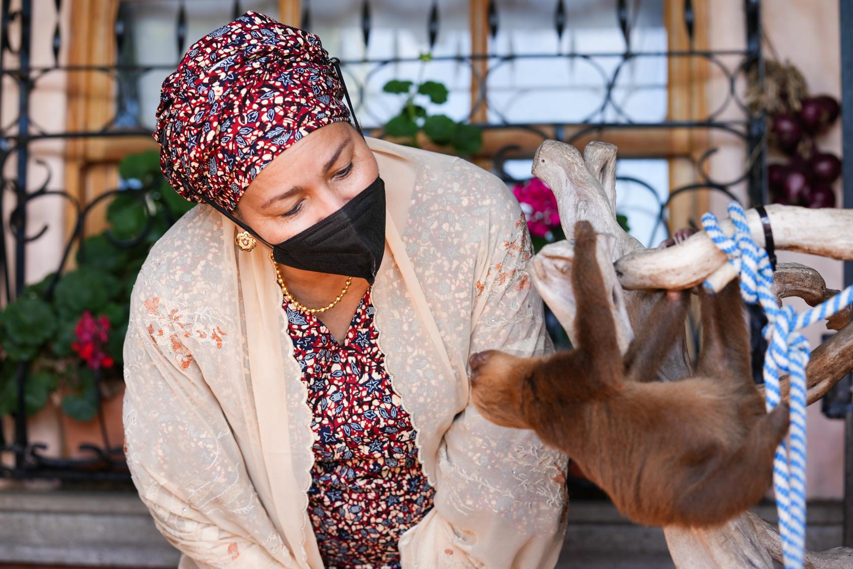 تزور نائبة الأمين العام للأمم المتحدة ملجأ للحيوانات التي يتم إنقاذها.