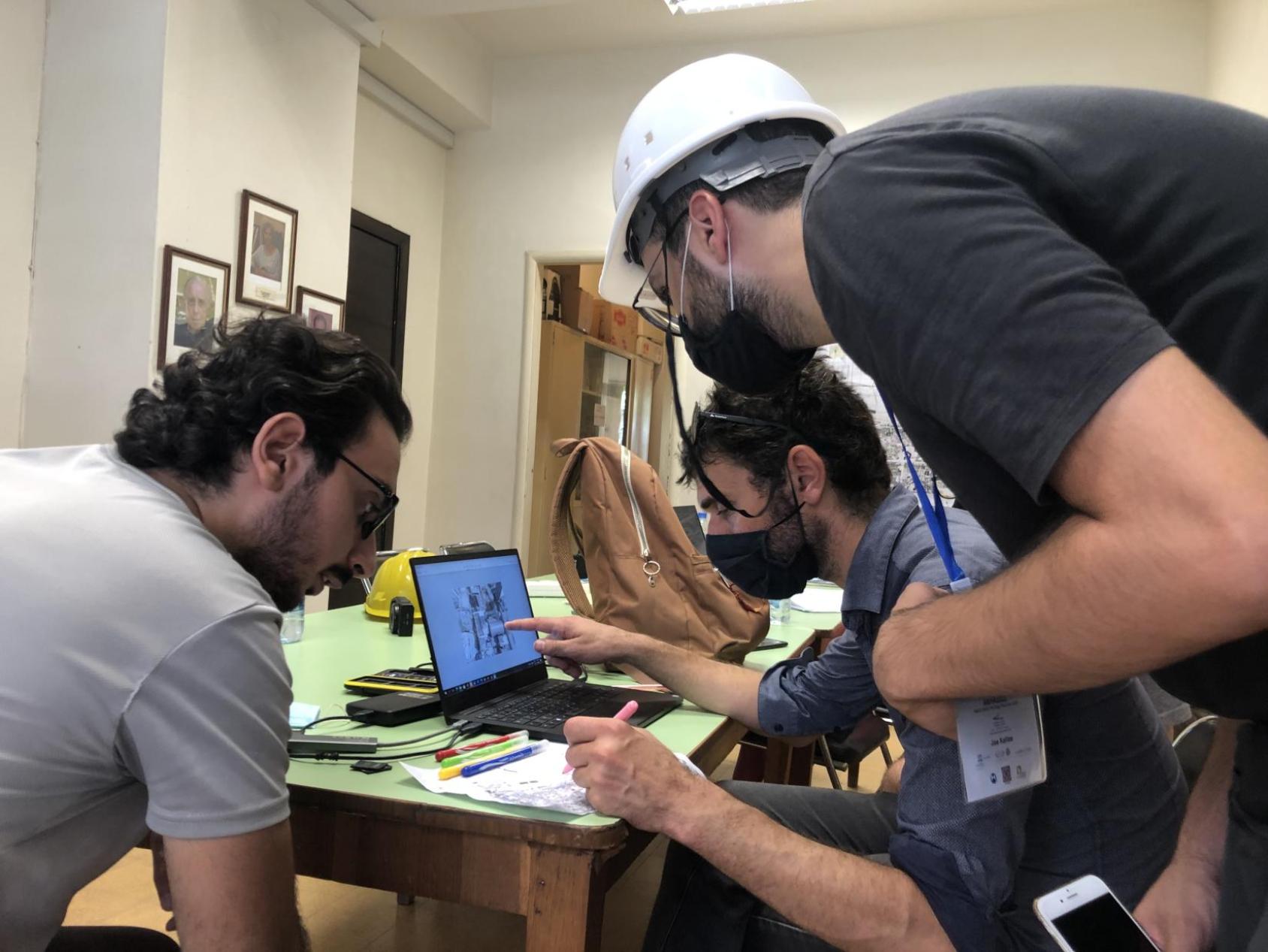 Equipo de la UNESCO trabajando en la creación de un modelo 3D de Beirut, esencial para el proceso de reconstrucción.