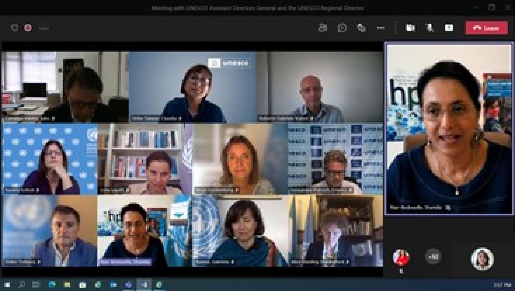 Personas que participan en una conferencia virtual organizada por la UNESCO.
