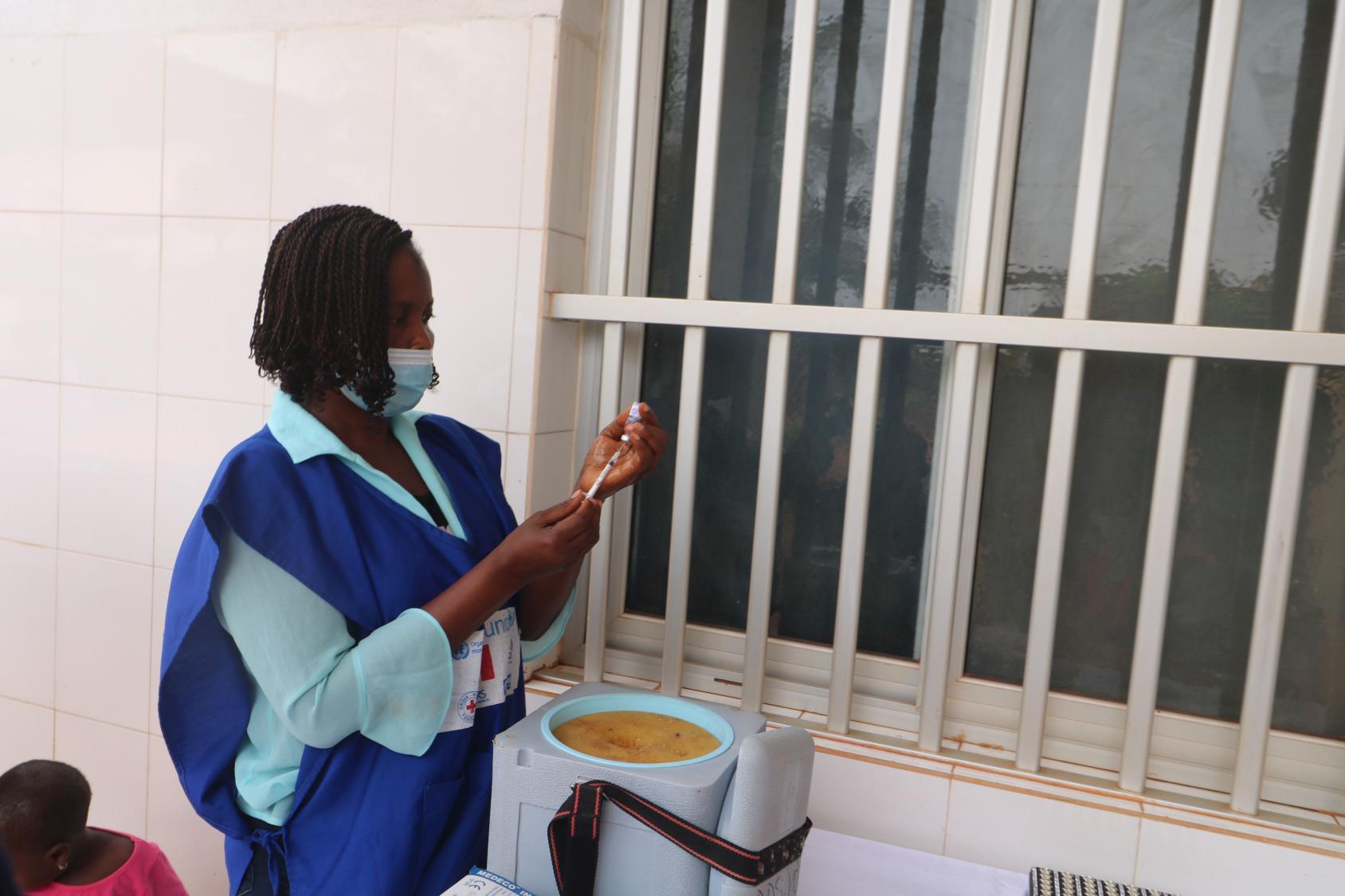 Una vacunadora se prepara para administrar una vacuna contra la polio en Togo, febrero de 2022.
