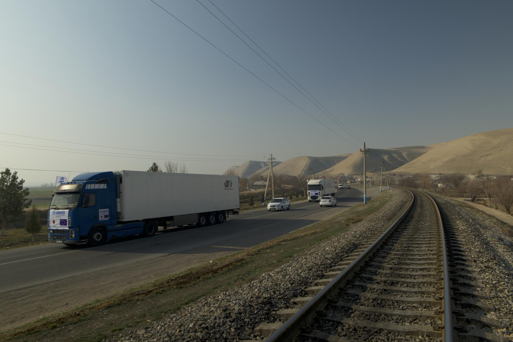 Des camions transportent des fournitures humanitaires essentielles depuis le Centre logistique régional d'aide humanitaire de Termez, en Ouzbékistan, jusqu'aux quatre coins de l'Afghanistan.