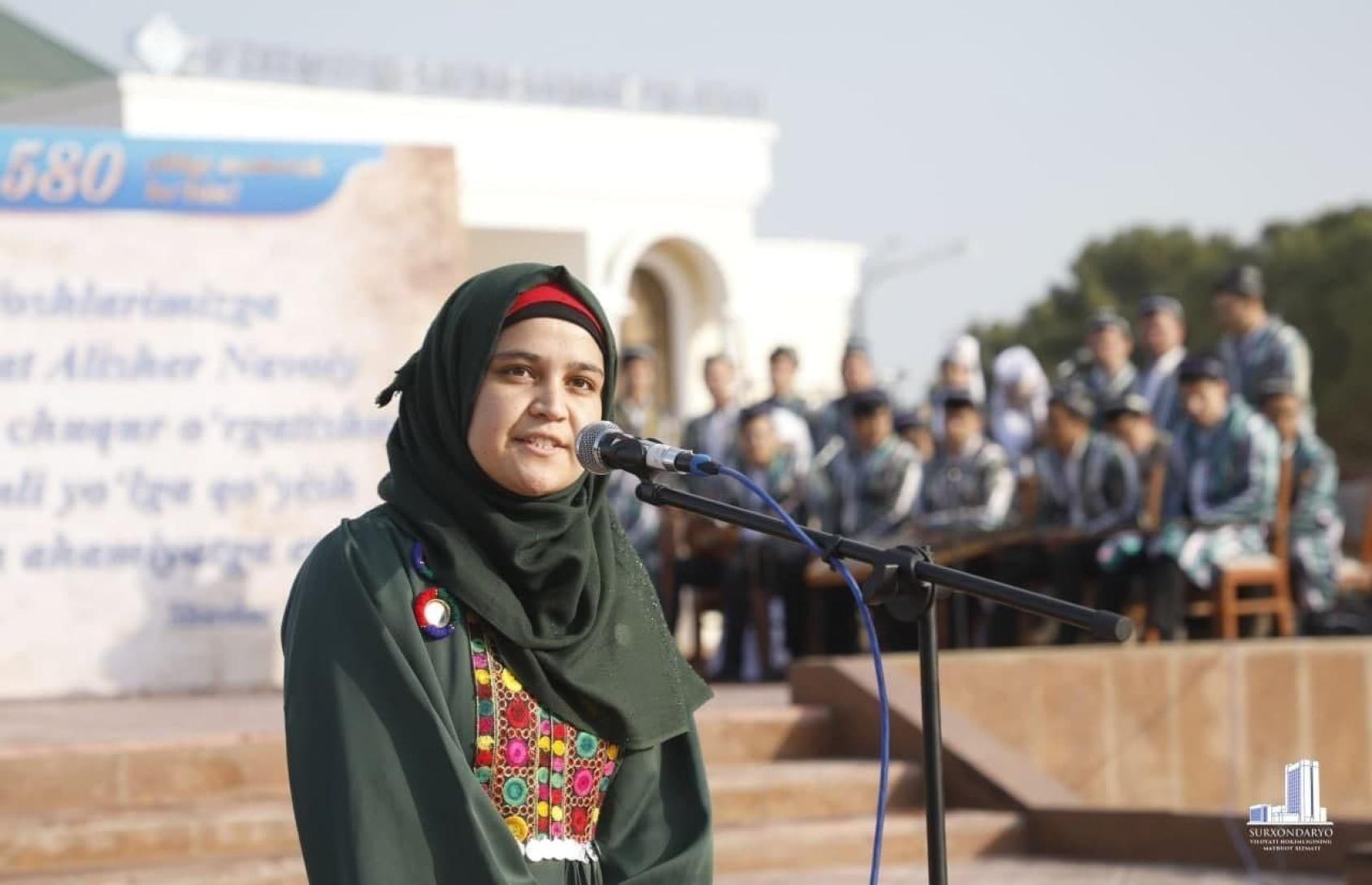 La estudiante afgana de 17 años, Shekiba Samadi, se dirige al público en el Centro de Educación de Termez, Uzbekistán