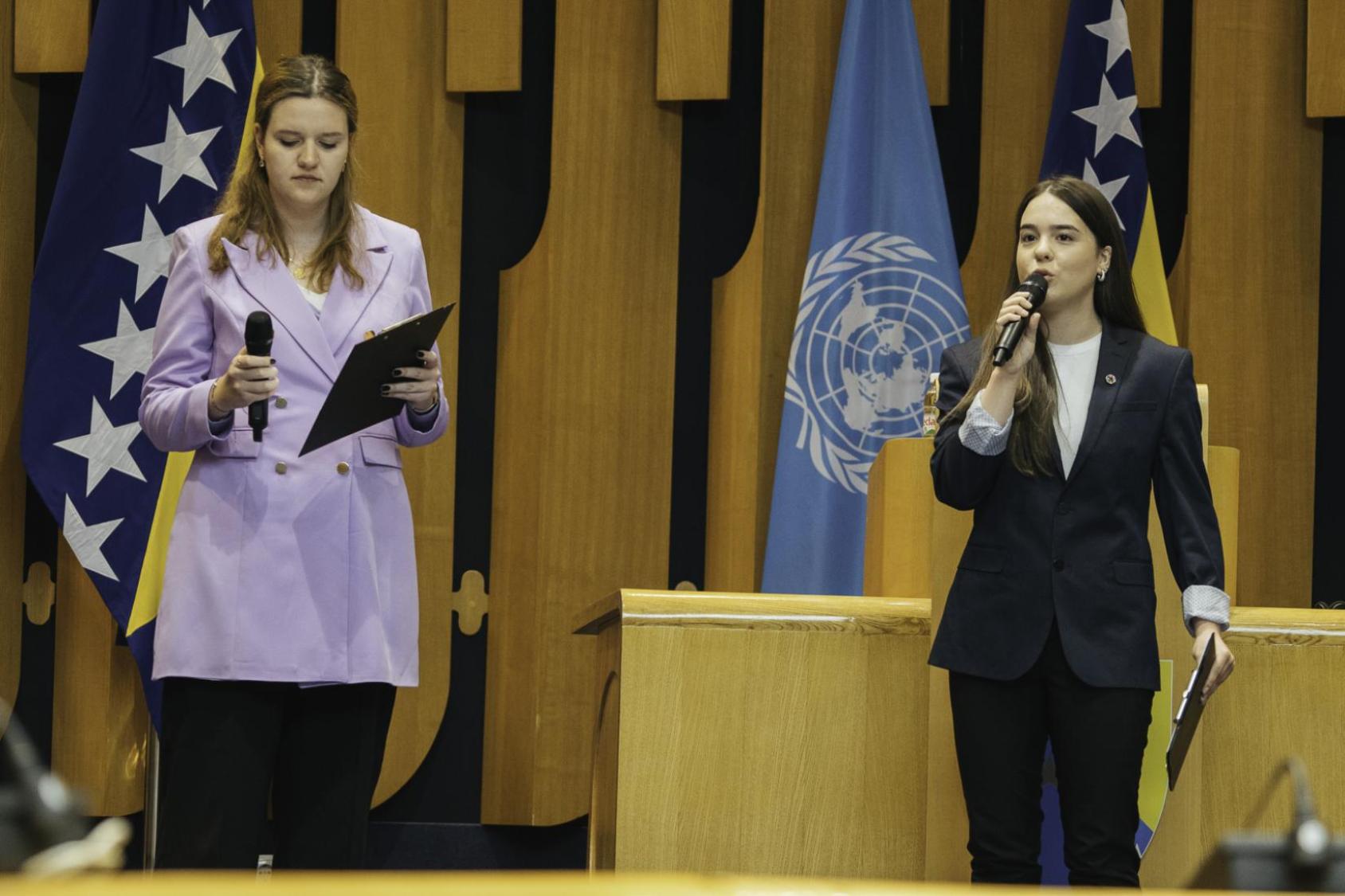 ممثلثا الشباب من البوسنة والهرسك في مؤتمر الأمم المتحدة المعني بتغير المناخ الذي انعقد العام الماضي في غلاسكو, أناستاسيا جوركا بوسانتشيتش وأرميلا مهدين، تتحدثان في الاحتفال.