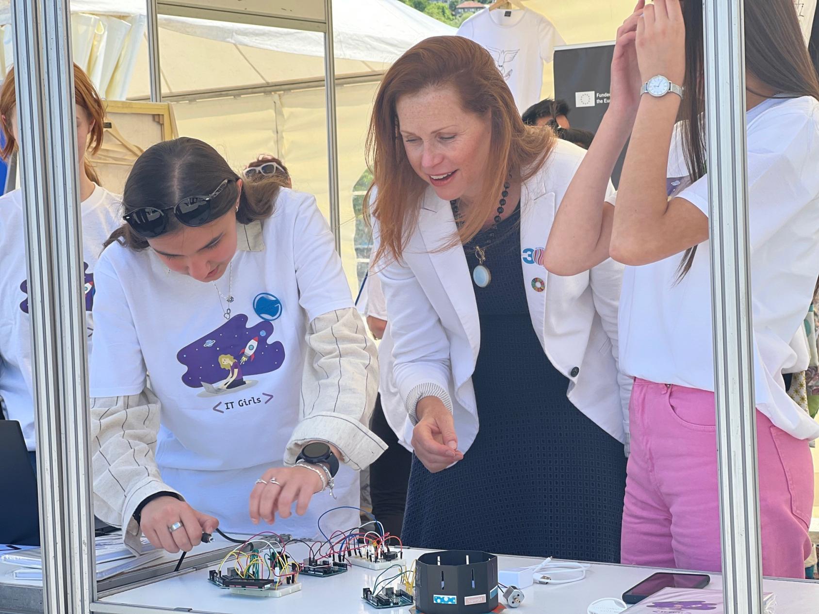 联合国波黑驻地协调员英格丽-麦克唐纳在萨拉热窝的#ImagineChange节上与“IT女孩”倡议的参与者。